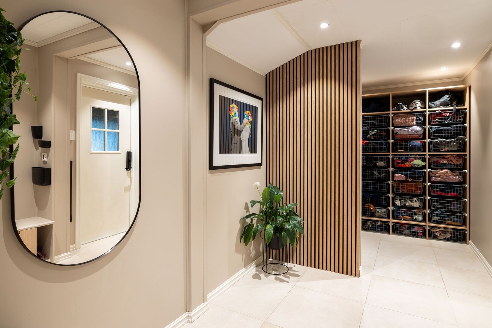 Delvis skjult garderobeløsning med godt med lagringsplass. Galleribilde