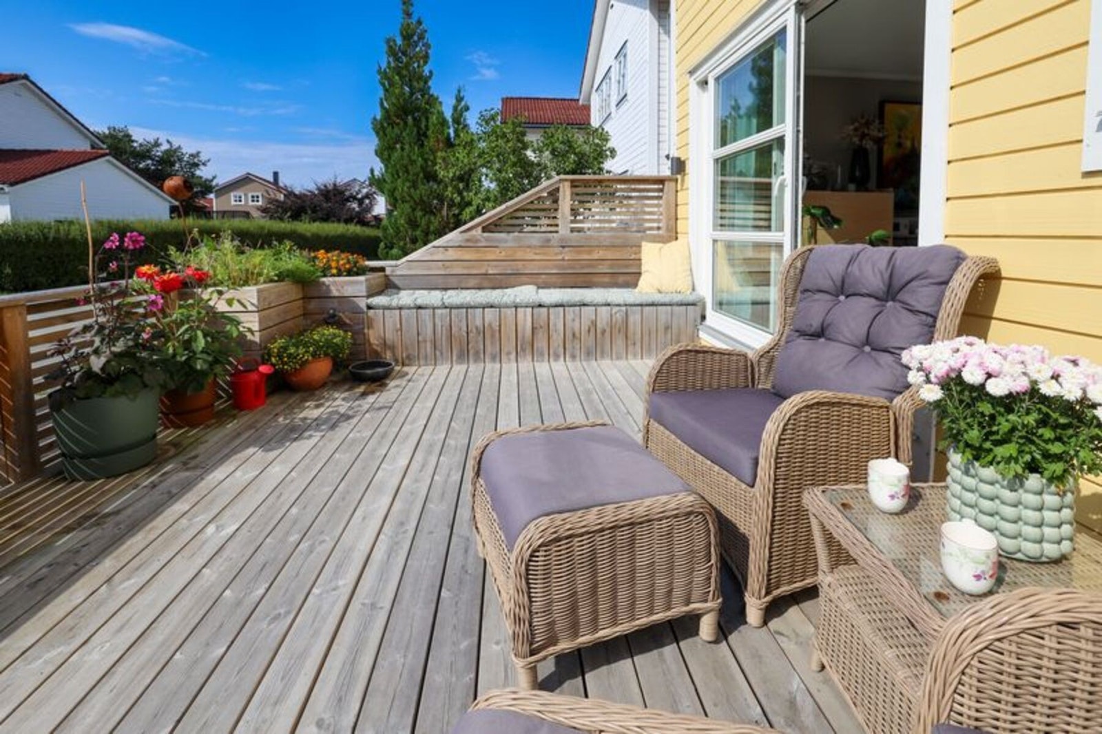 Stor terrasse med god plass til utemøbler. Terrassen er sørvendt og har gode solforhold. Galleribilde