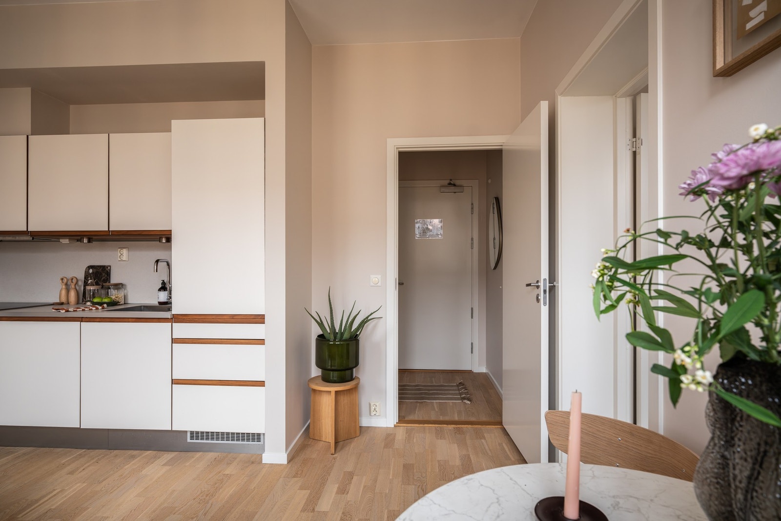 Kjøkkenet har belysning under overskap, laminat benkeplate med nedfelt stålkum og keramisk topp, integrert komfyr, oppvaskmaskin, kjøleskap Galleribilde