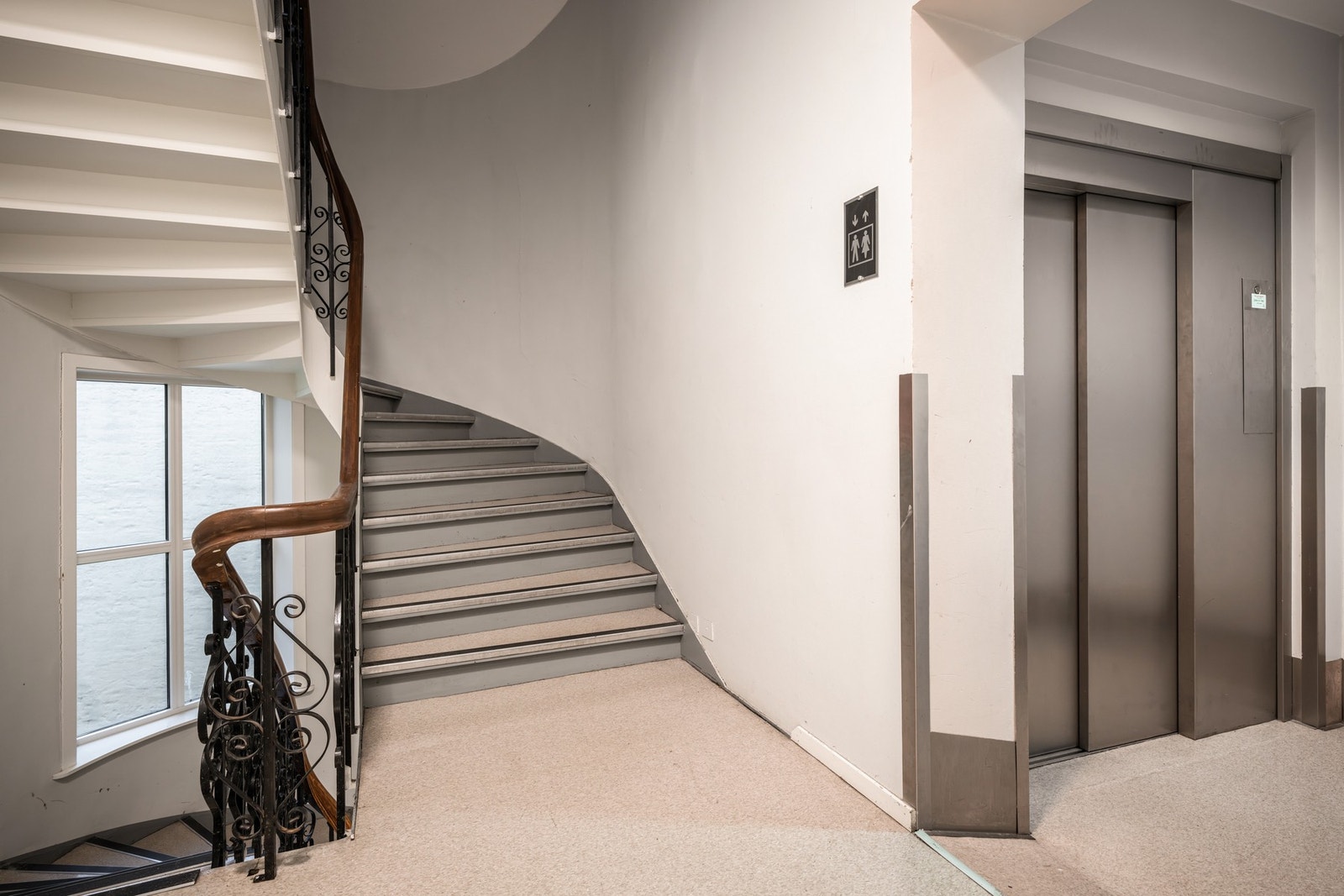 Leiligheten ligger i fjerde etasje og har adkomst via heis eller trappoppgang. Galleribilde