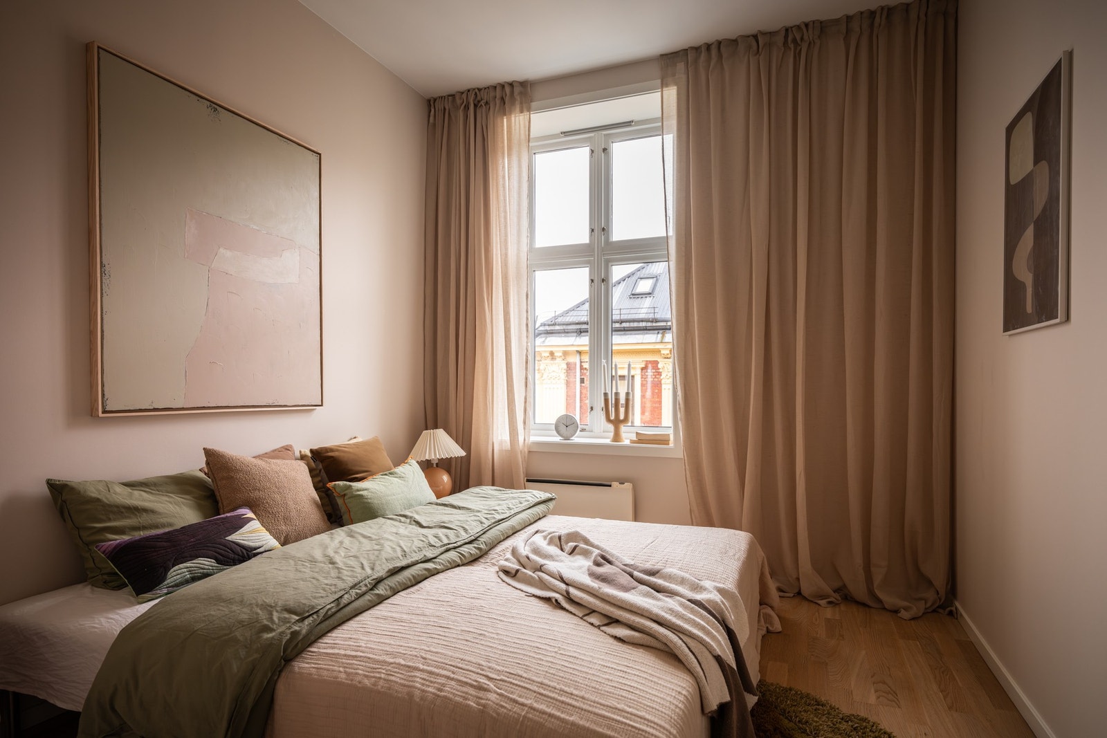 Rommet har god plass til dobbeltseng og nattbord, og byr på ekstra komfort med direkte inngang til romslig walk-in closet. Galleribilde