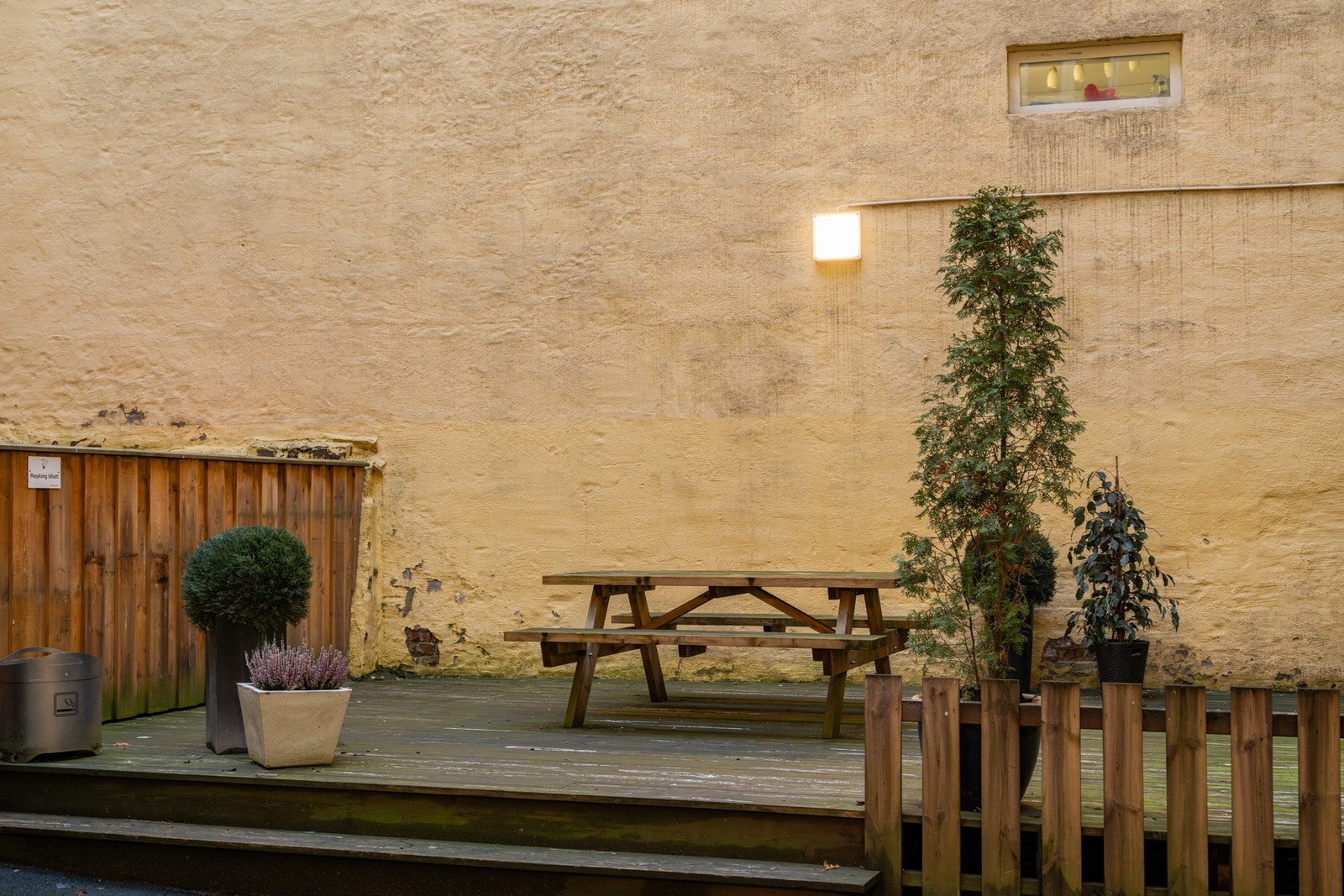 Felles bakgård. Galleribilde