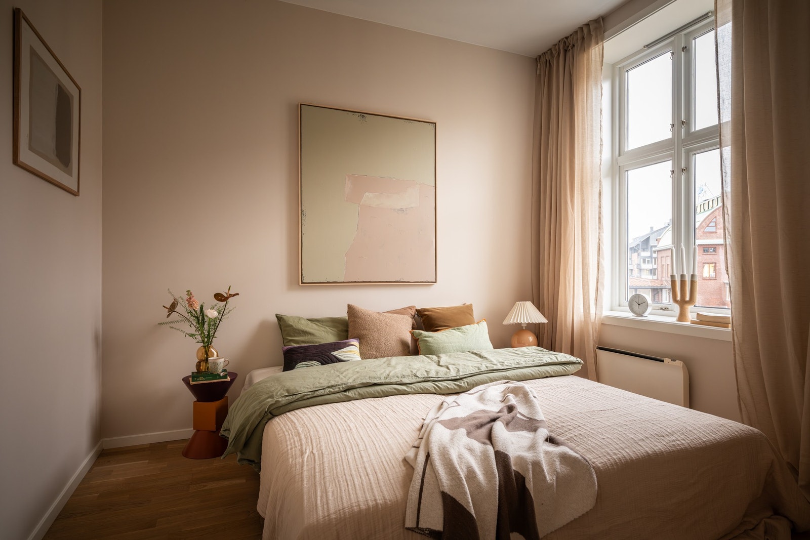 Et stort og innbydende hovedsoverom med flotte vindusflater og behagelig lysinnslipp. Galleribilde