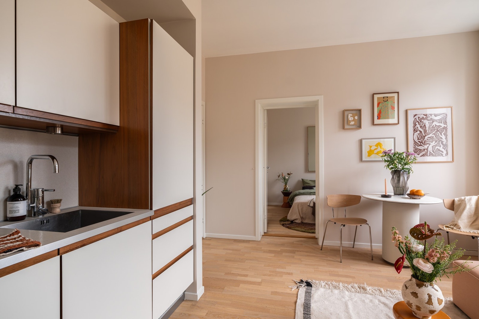 Rommet har en god planløsning med plass til både sofagruppe og spisebord Galleribilde