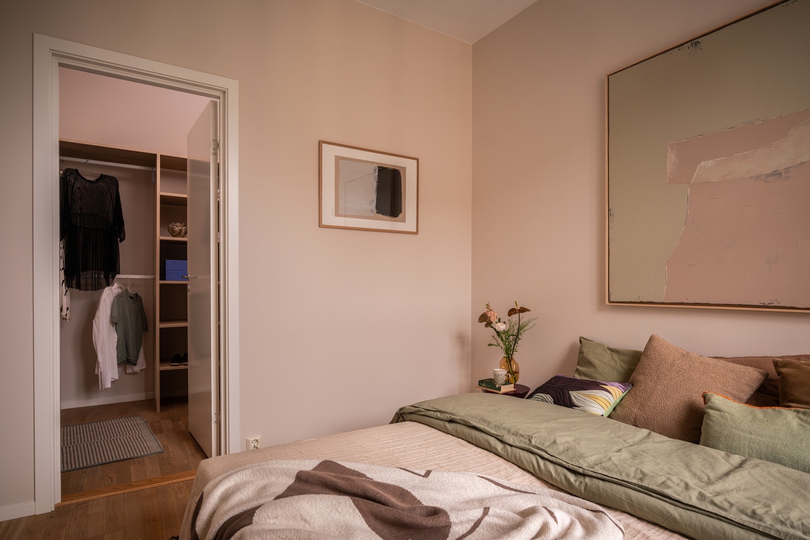 Direkte adkomst til stor walk-in garderobe. Galleribilde