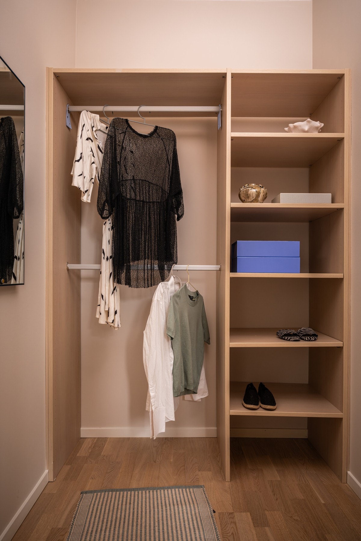 Romslig walk-in garderobe med rikelig oppbevaringsplass. Rommet kan også benyttes som bod etter behov. Galleribilde