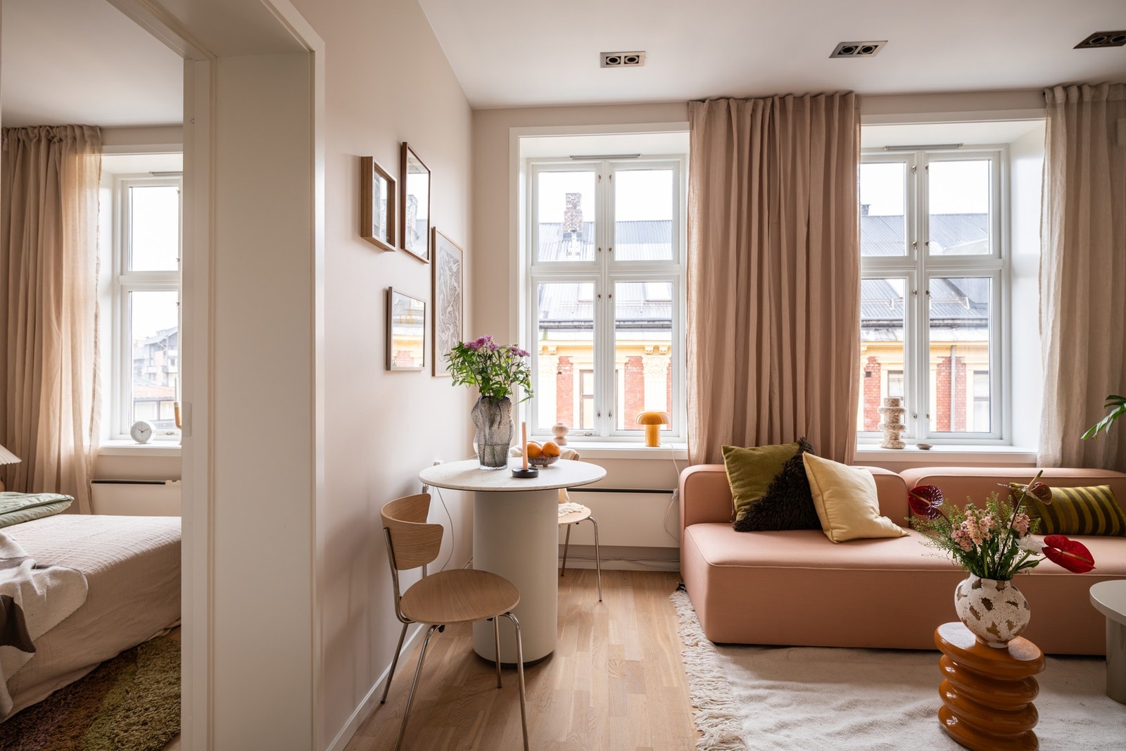 Store vinduer skaper en luftig atmosfære og gir rommet en lun og trivelig stemning. Galleribilde