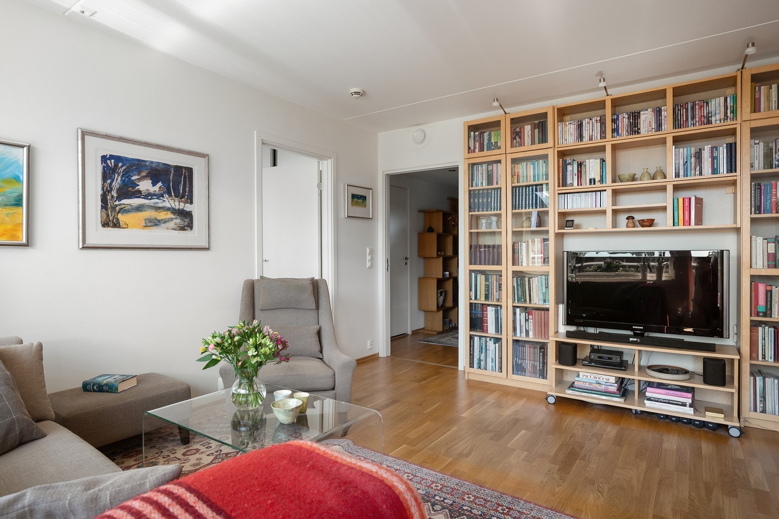 Gulvet er belagt med parkett, veggene har malte overflater og himlingen er utført i malt betong. Galleribilde