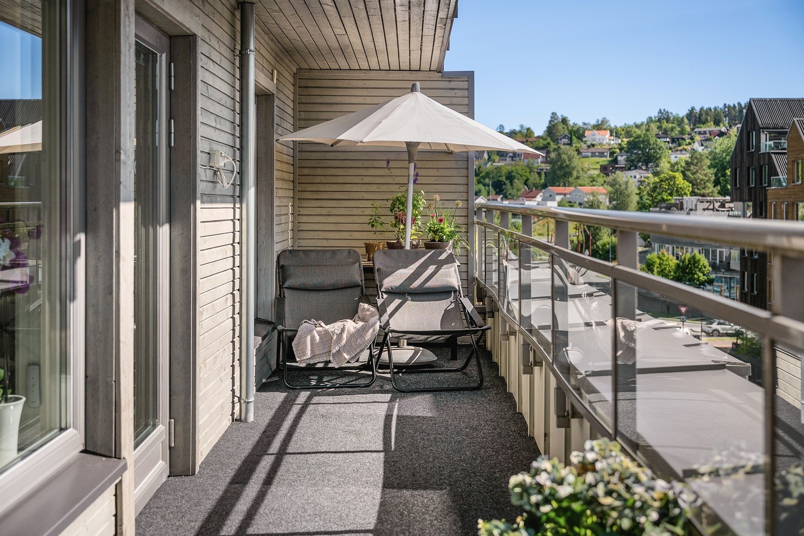 Her får du solen rundt kl 12 til den går ned ved 22-tiden midtsommers i følge selger. Galleribilde