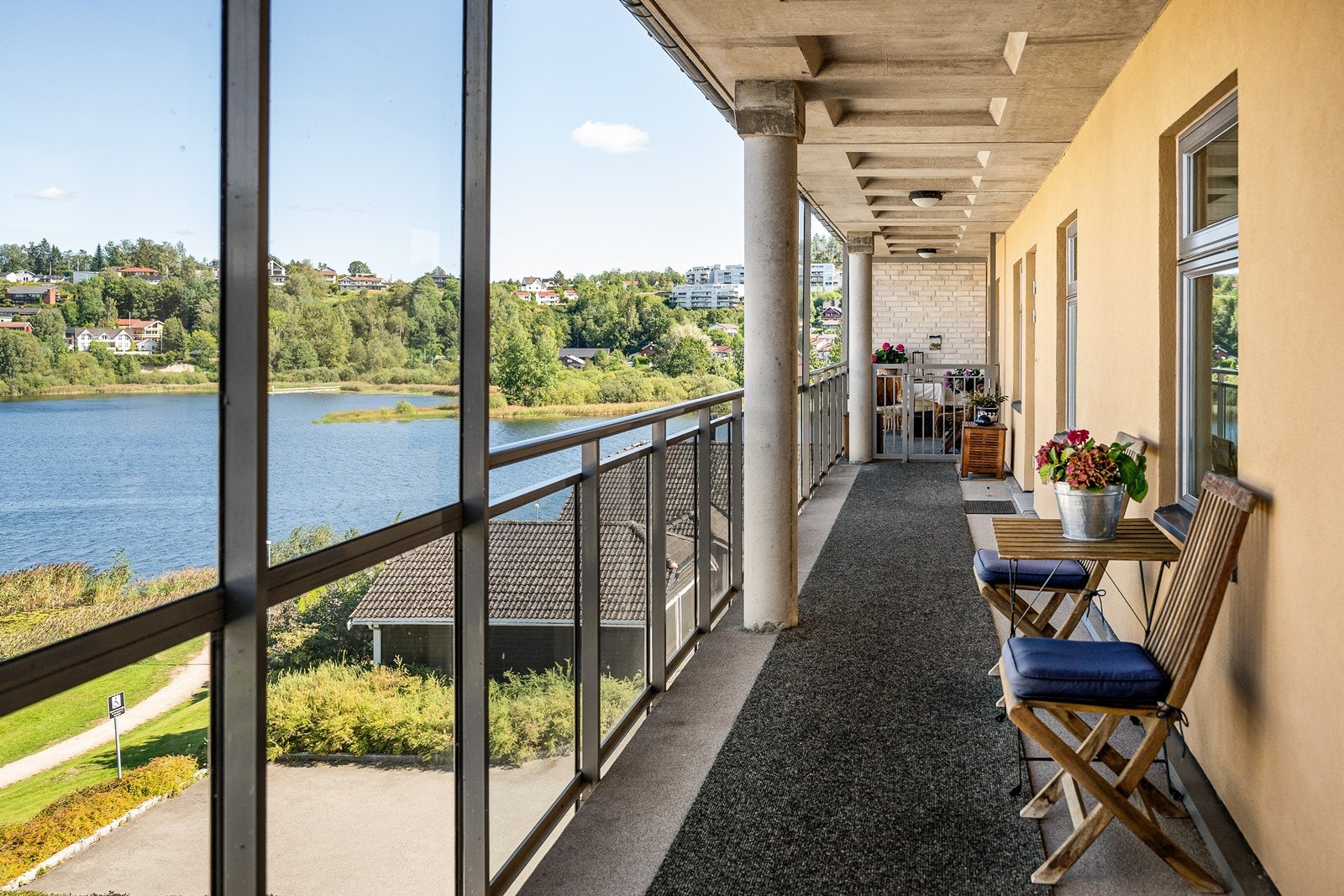 Her får du en gjennomgående 3-roms toppleilighet med sydvestvendt balkong, heis og garasje m/lader. Sentral beliggenhet i Heggedal sentrum. Galleribilde