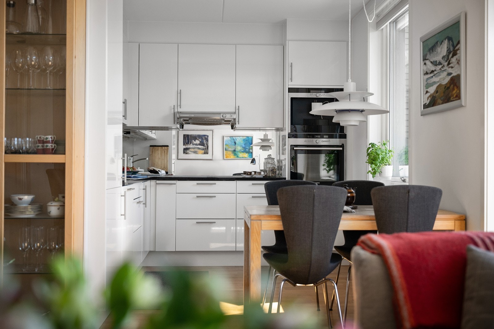 Kjøkkenet har en moderne og funksjonell innredning med gode arbeidsflater og rikelig skap- og benkeplass. Galleribilde