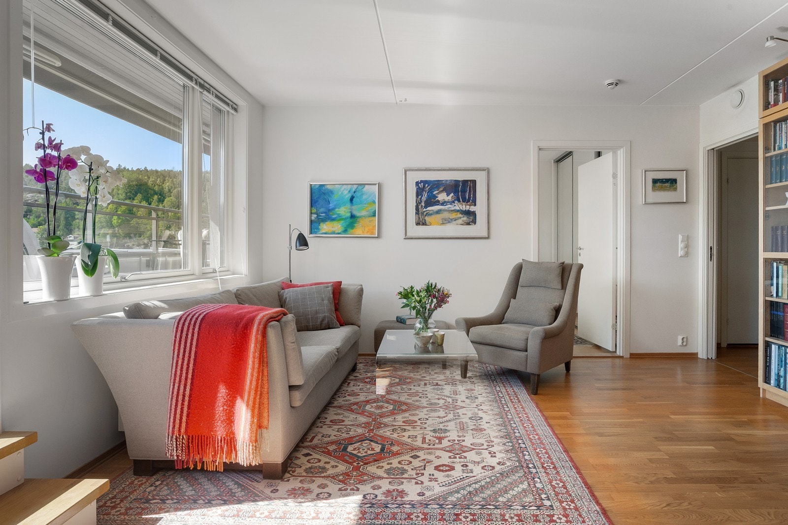 Leiligheten er tilkoblet felles anlegg for vannbåren varme til radiatorer. A-konto fjernvarme for vannbåren varme til radiatorer og varmtvann er inkludert i felleskostnadene. Avregning foretas etter faktisk forbruk. Galleribilde