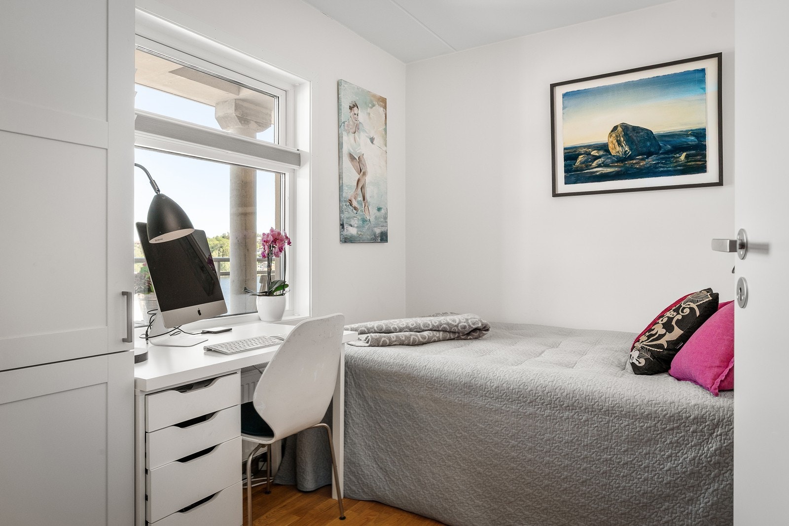 Soverom 2 egner seg godt som gjesterom, barnerom eller hjemmekontor. Galleribilde