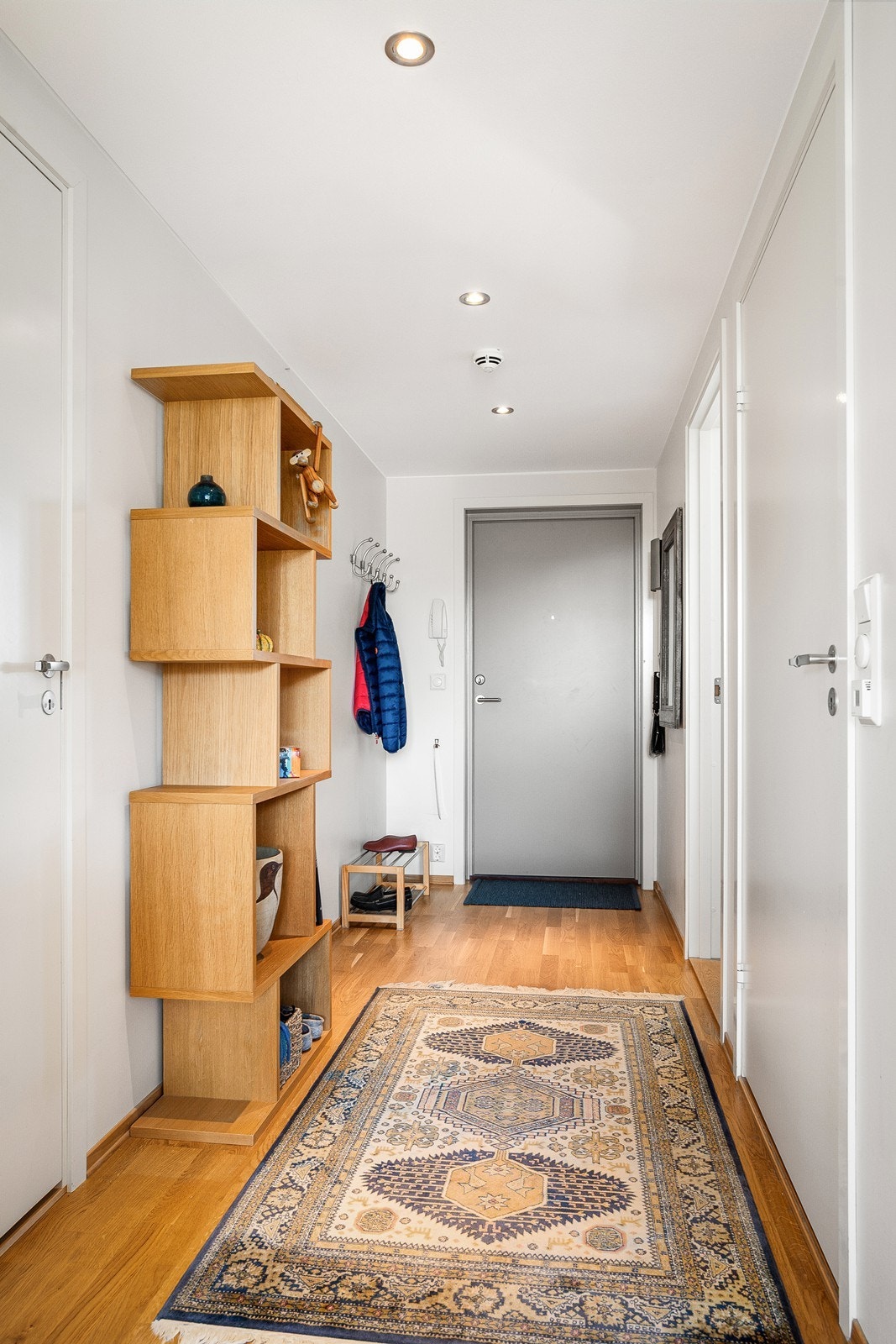 Gulvet er belagt med parkett som gir et helhetlig uttrykk videre inn i boligen. Galleribilde