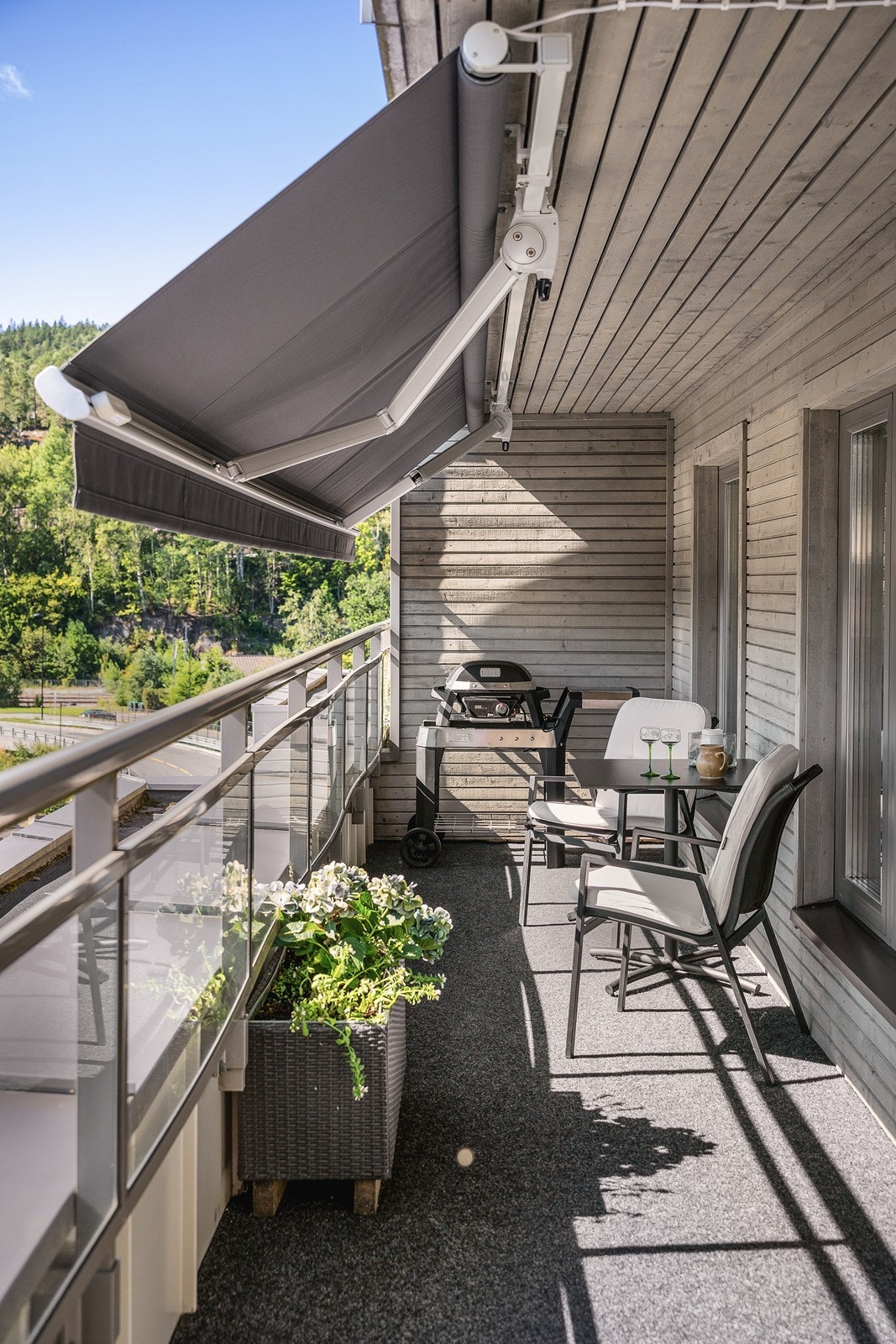 Det er montert motorisert markise i 2025 som gir effektiv skjerming ved behov. Galleribilde