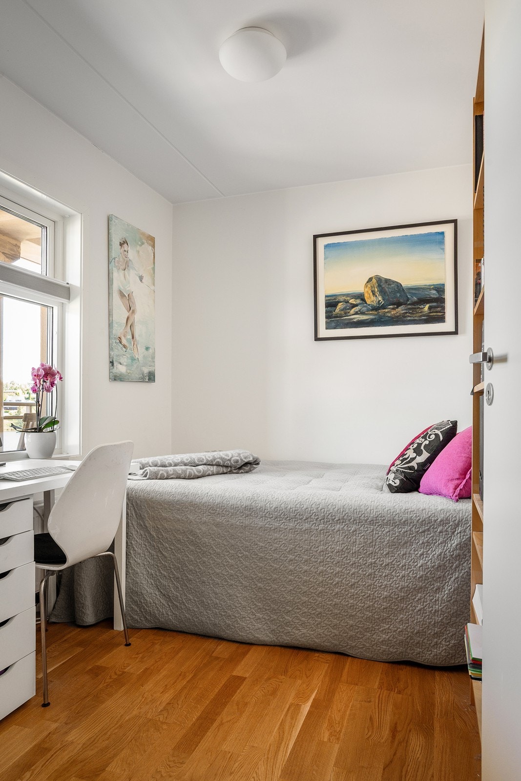 Med fleksible møbleringsmuligheter og plass til både seng og arbeidsplass etter behov. Galleribilde