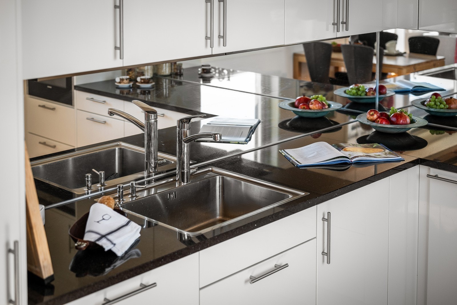 Over kjøkkenbenken er det montert speil som bidrar til god romfølelse og ekstra lys. Galleribilde