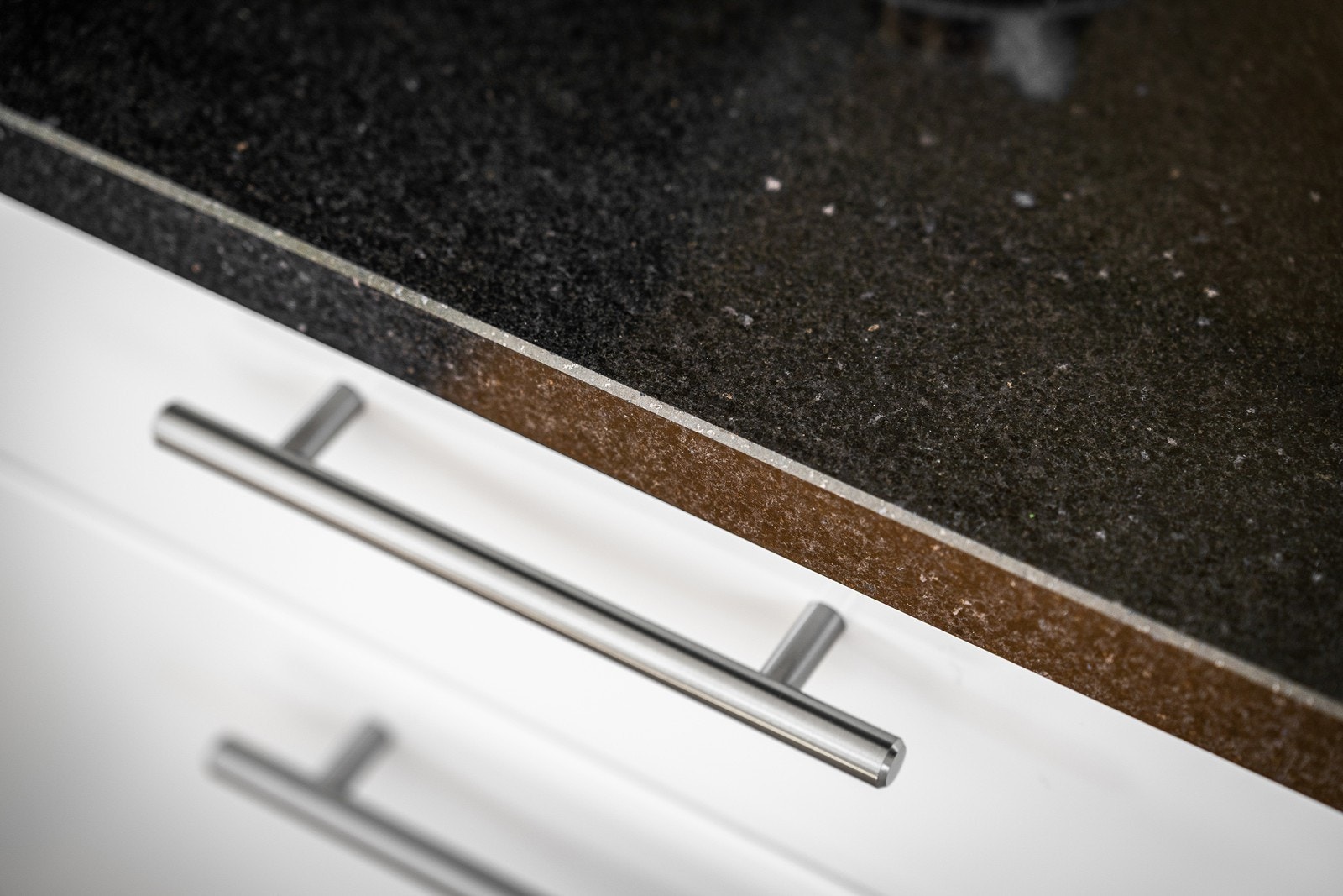 Benkeplaten er utført i slitesterk granitt. Galleribilde