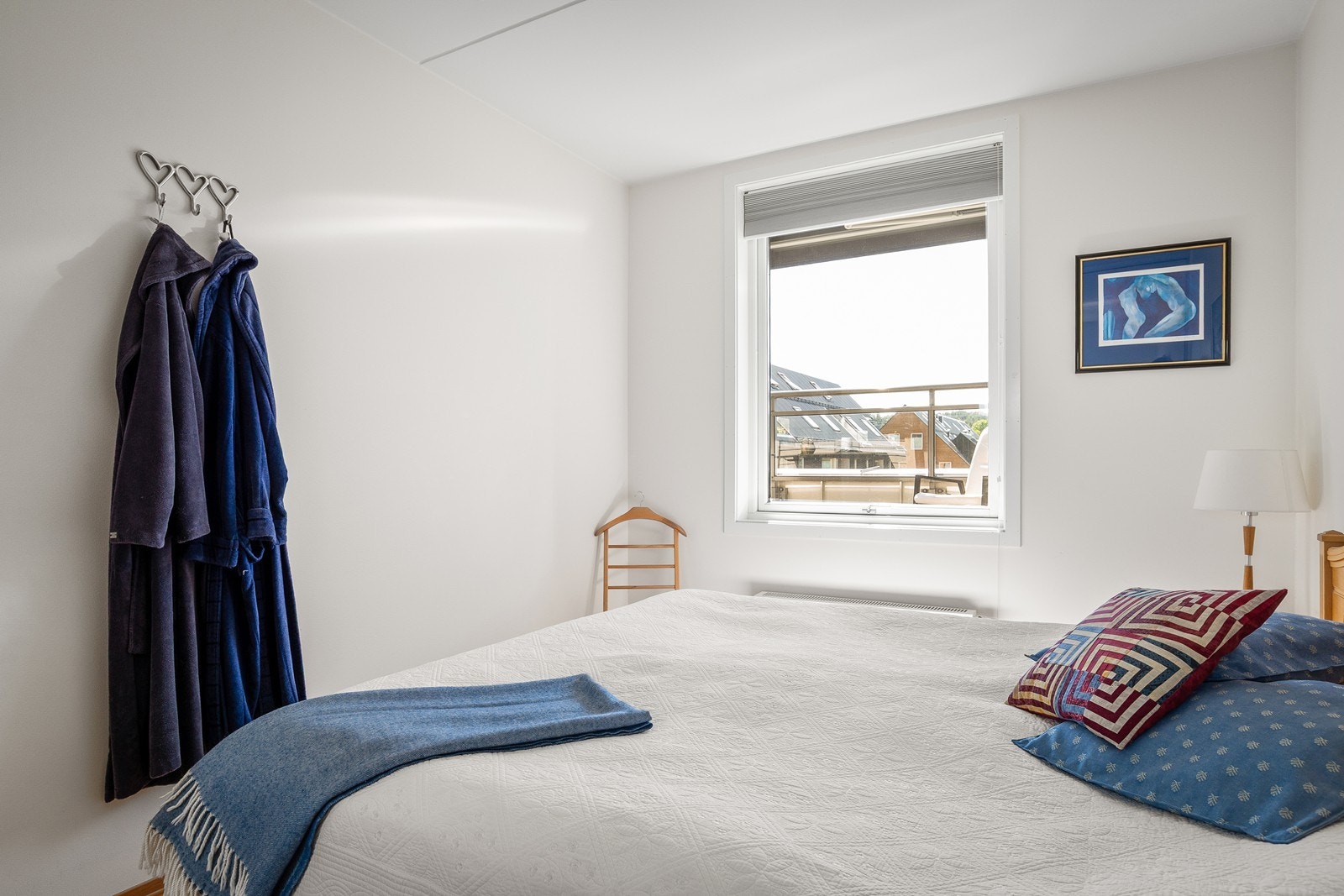 Hovedsoverommet er romslig og har plass til dobbeltseng med tilhørende møblement. Galleribilde