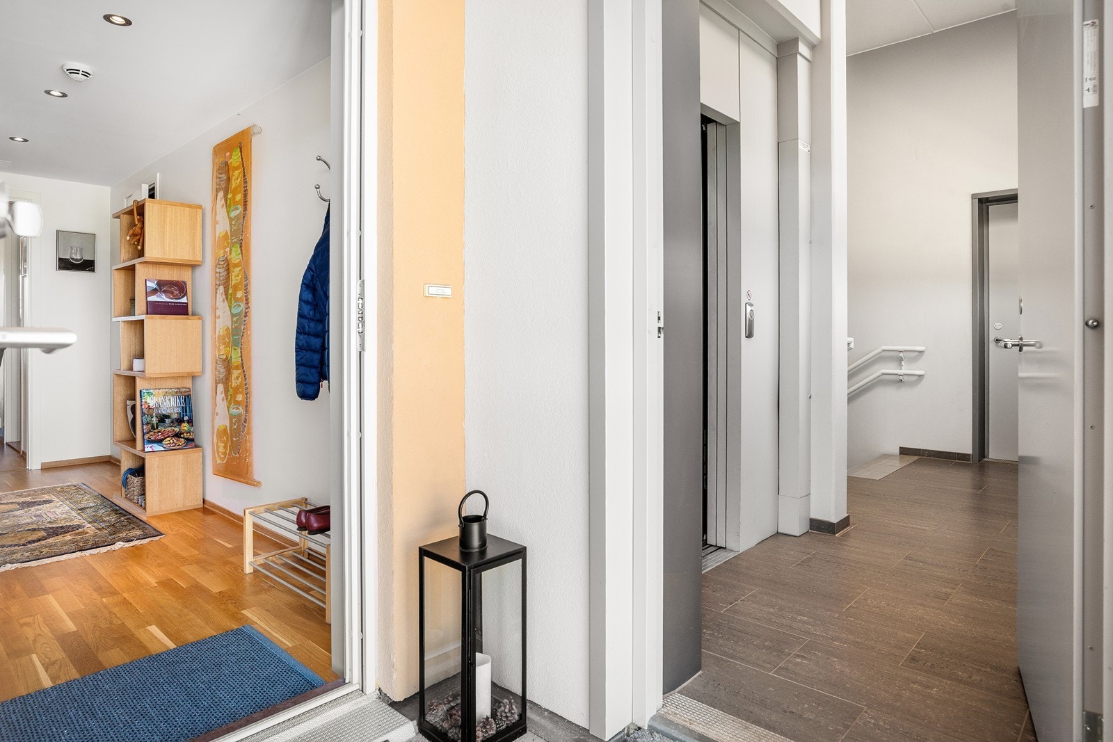 Boligen har praktisk adkomst med heis fra bakkeplan, samt direkte forbindelse til garasje, noe som gir en enkel og komfortabel hverdag. Galleribilde