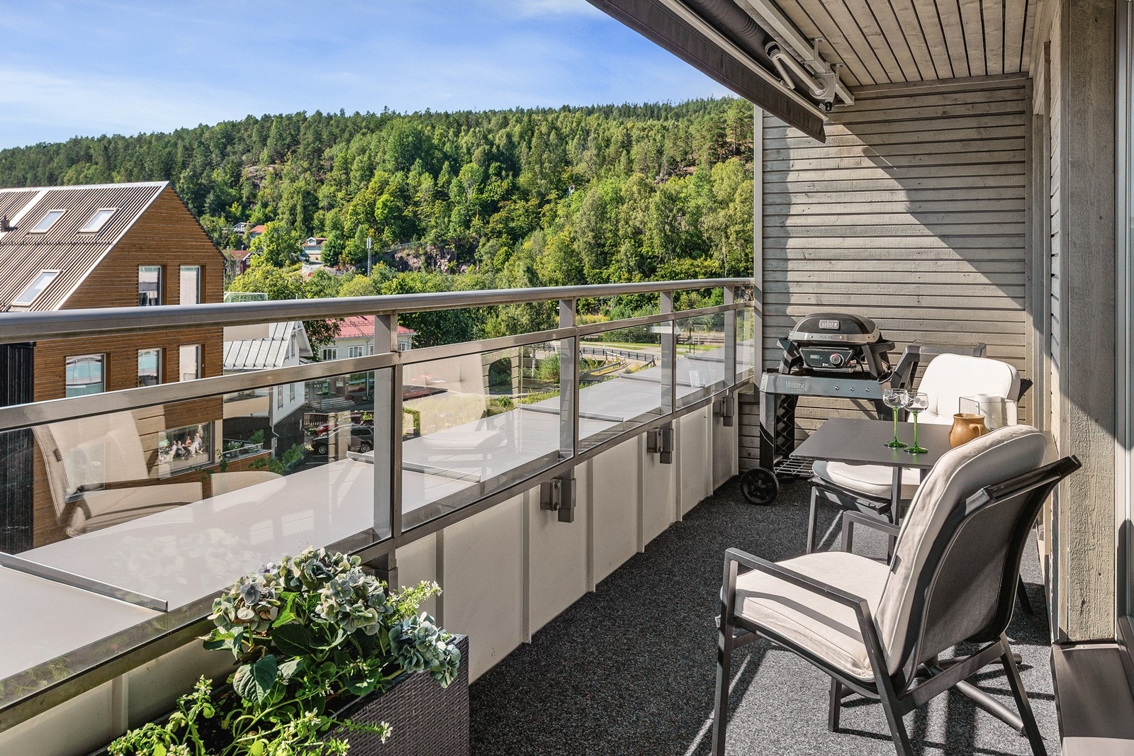 Leiligheten har en syd-vestvendt balkong på ca. 15 kvm med gode solforhold og fin utsikt over nærområdet. Galleribilde