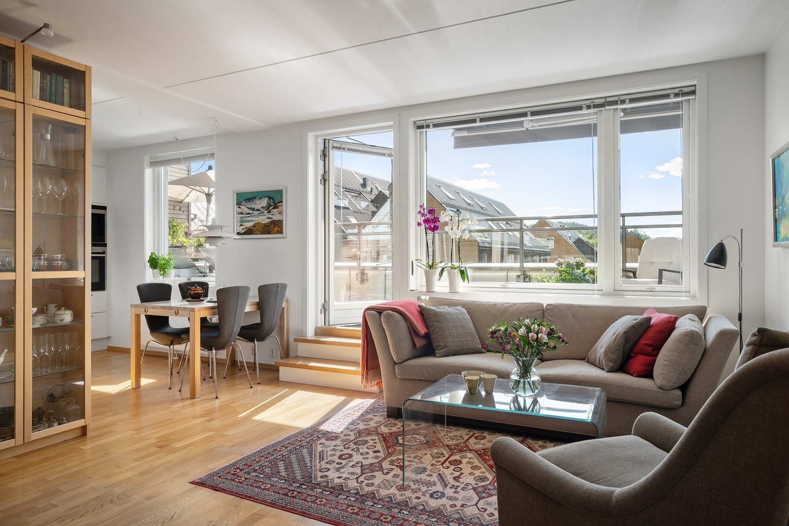 Stue og spisestue ligger i en åpen løsning. Galleribilde