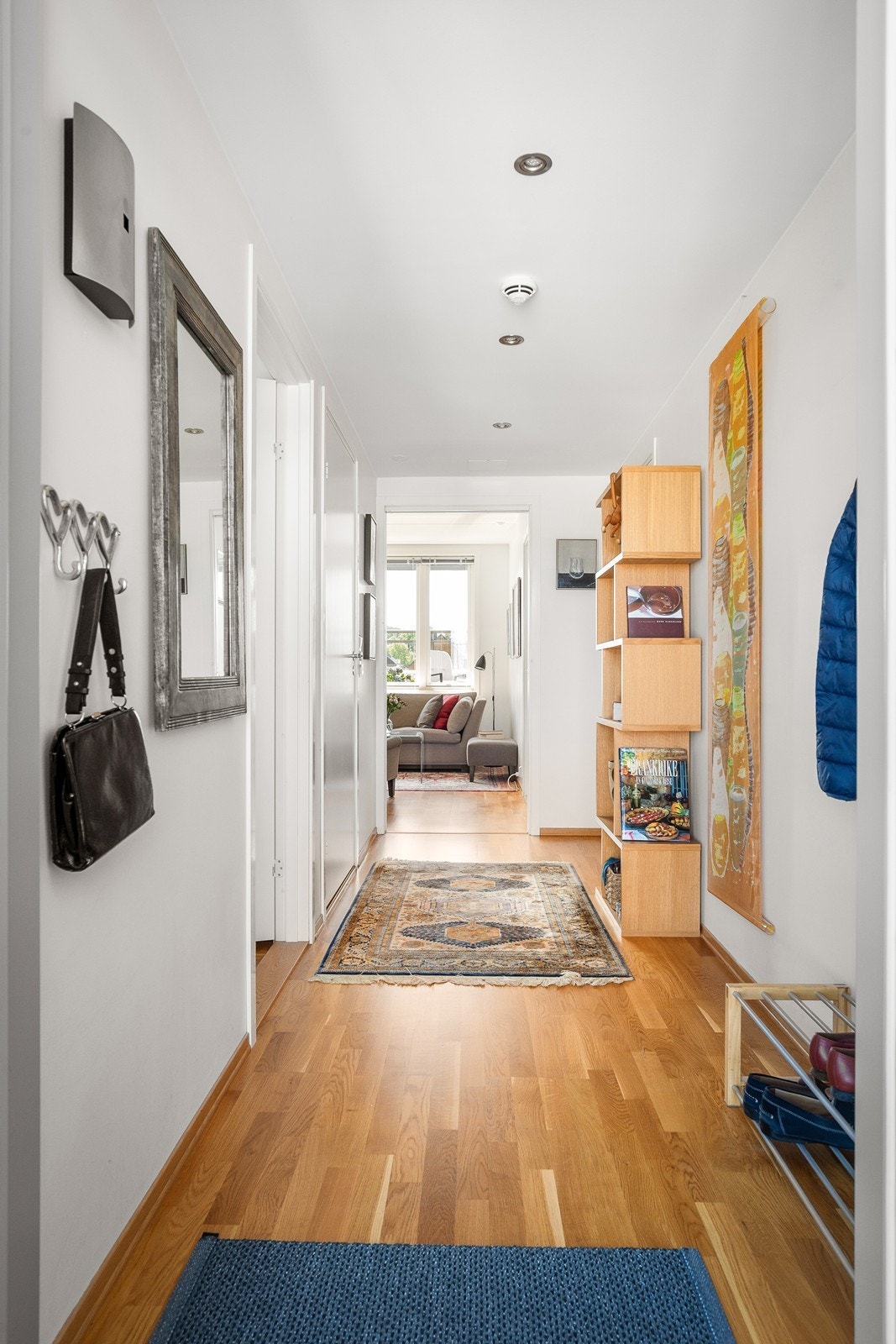 Entréen er romslig og praktisk utformet, med god plass til yttertøy, sko og oppbevaring. Galleribilde