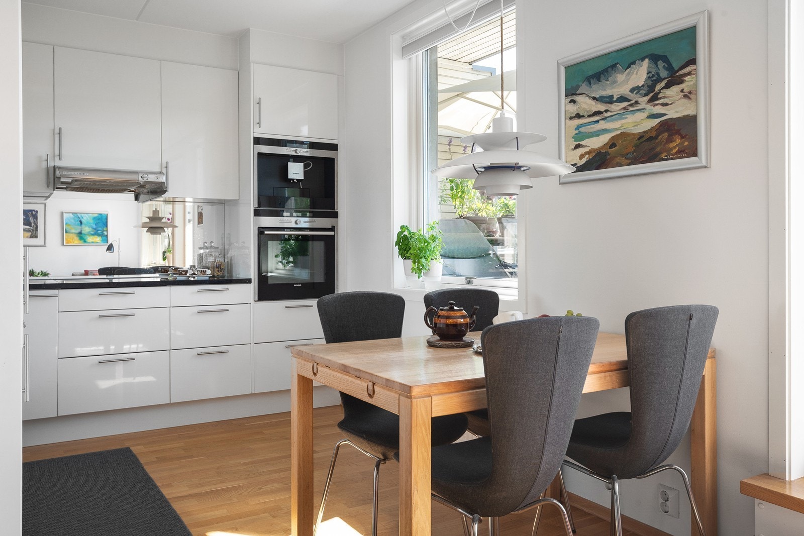 Vinduet bidrar til lysinnslipp. Galleribilde