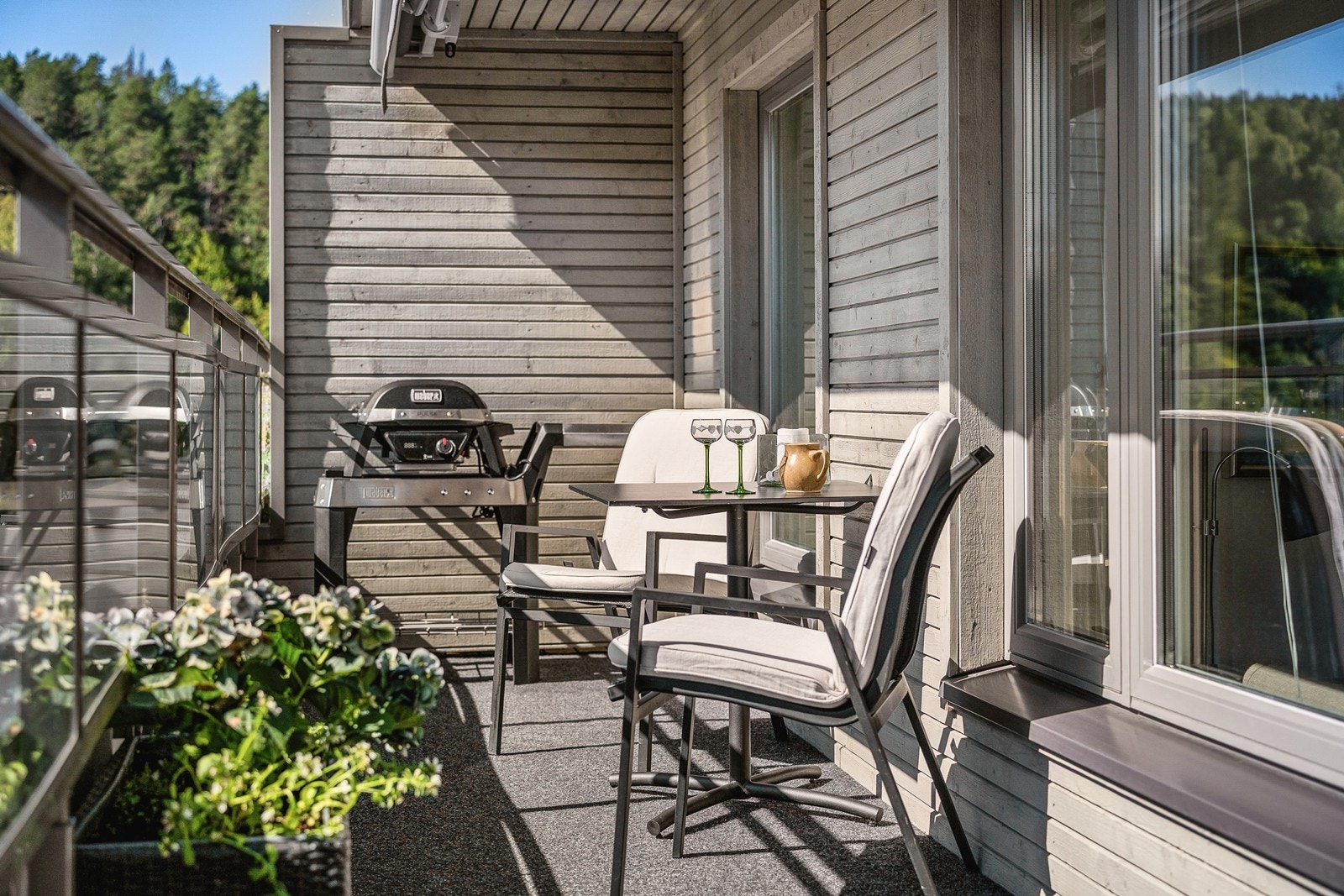 Balkongen har god plass til utemøbler, grill og beplantning. Galleribilde