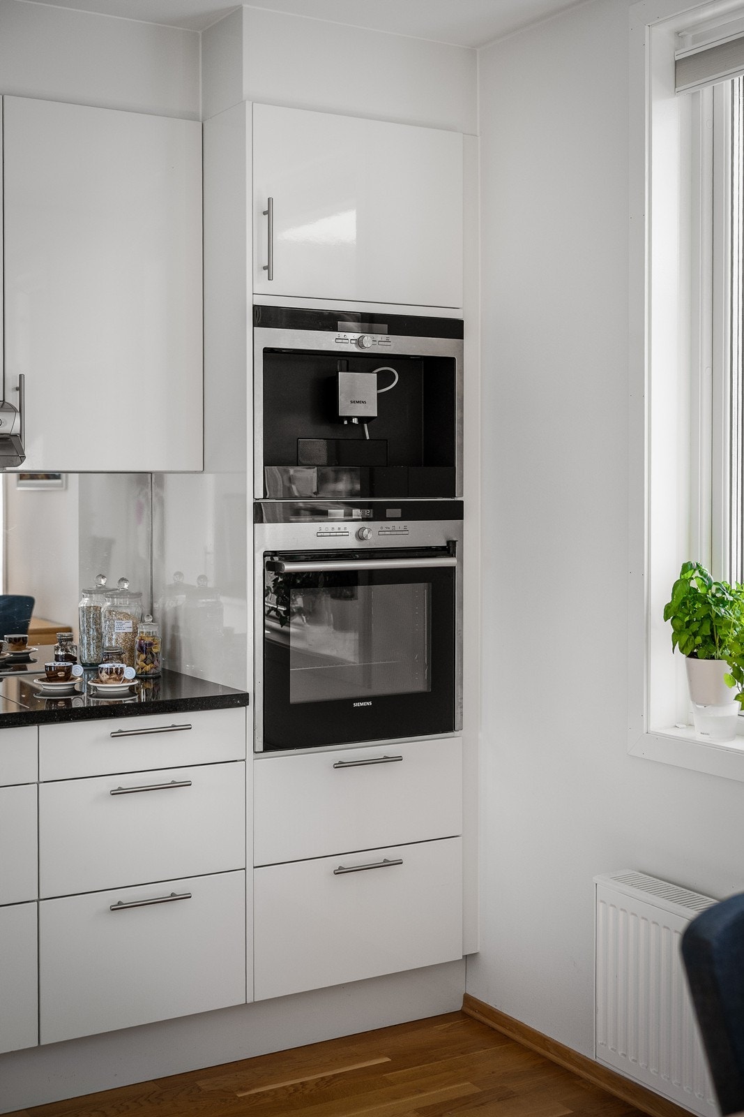 Kjøkkenet er utstyrt med integrert oppvaskmaskin, stekeovn, platetopp, kjøle- og fryseskap, samt integrert kaffemaskin. Galleribilde