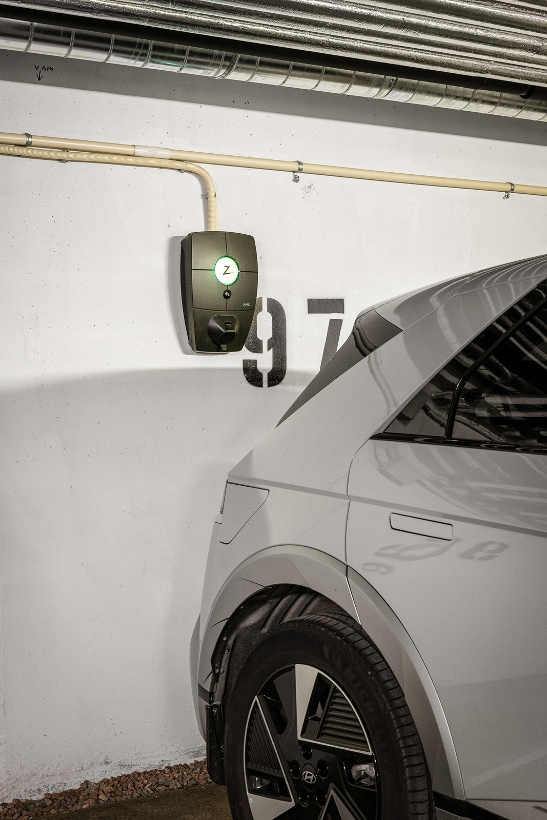 Det er montert ladestasjon fra Zaptec ved garasjeplassen. Forbruk ved lading faktureres gjennom PlugPay. Galleribilde