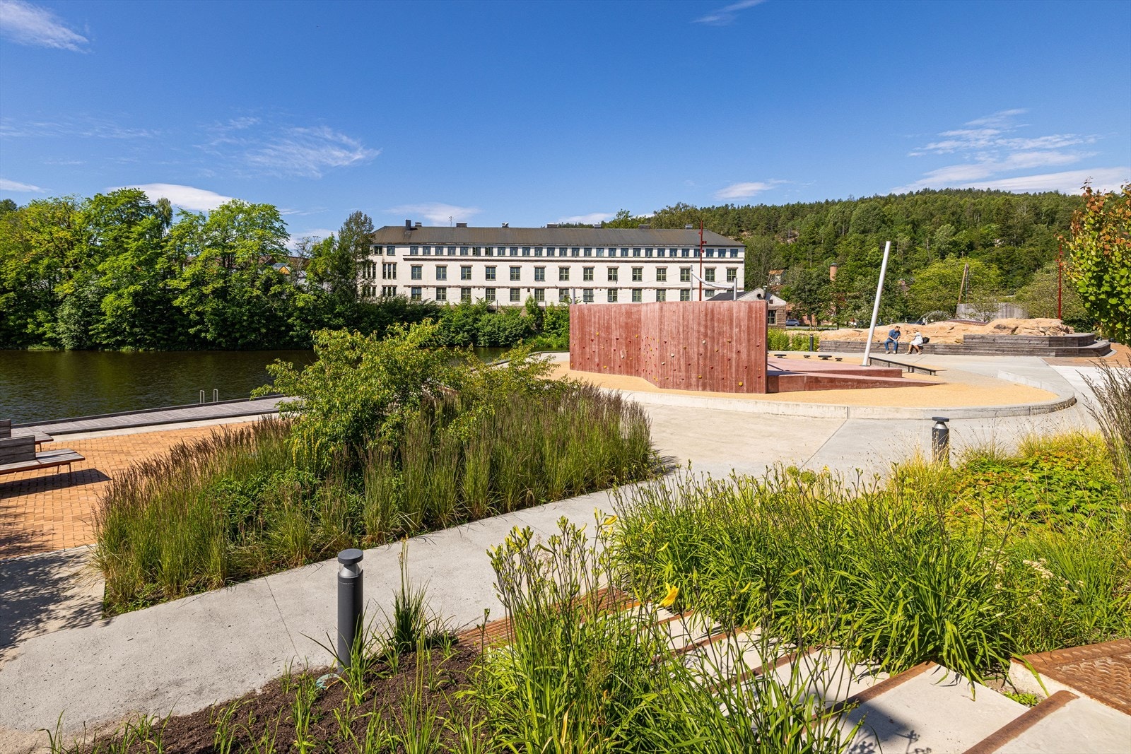 Ved Kistefossdammen på motsatt side av torget er det pent opparbeidet med brygge og sitteplasser. Galleribilde