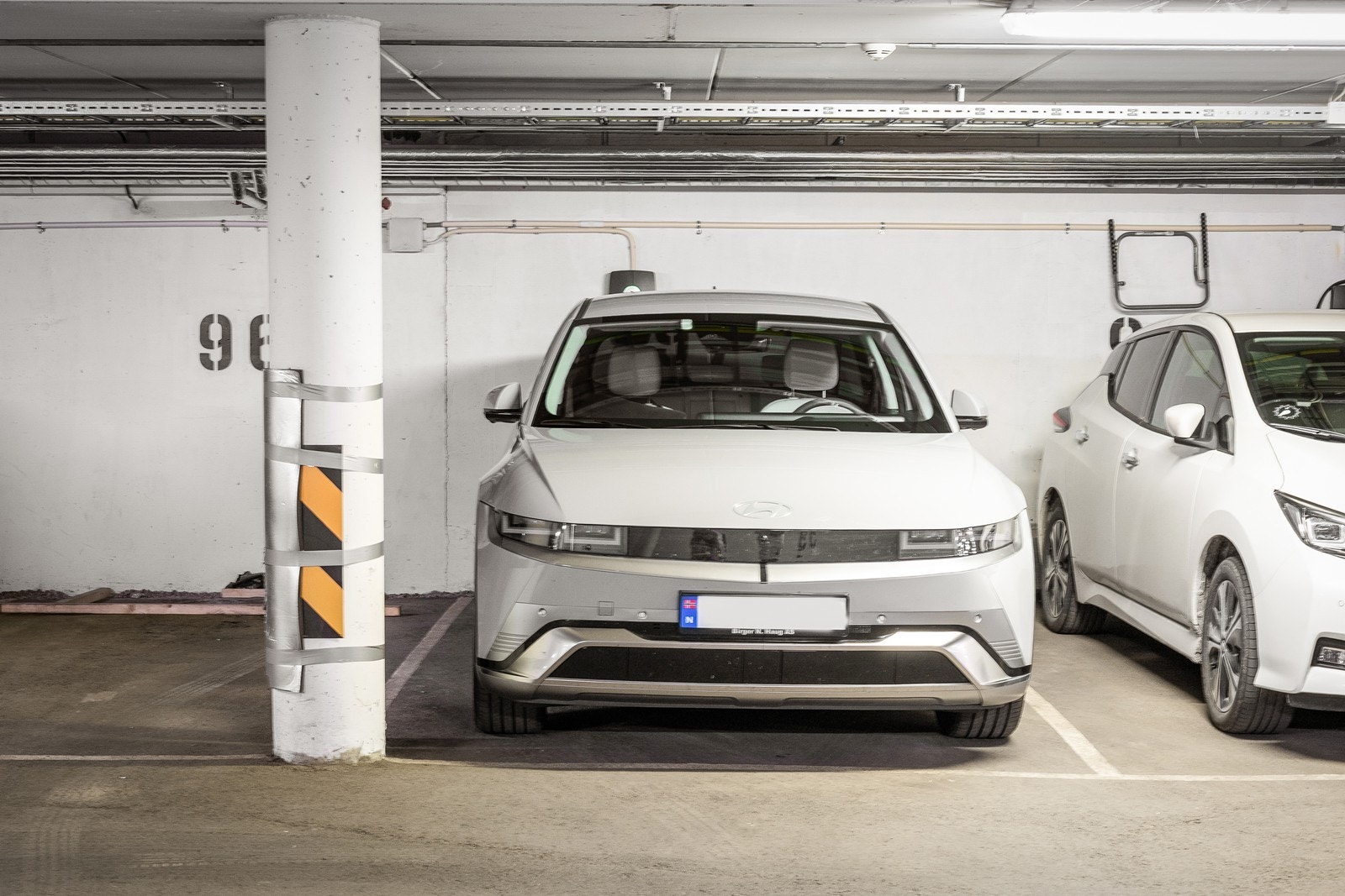 Iht. sameiets vedtekter disponerer hver boligseksjon én biloppstillingsplass i felles garasjekjeller. Forretningsfører opplyser om at leiligheten disponerer plass nr. 97. Galleribilde