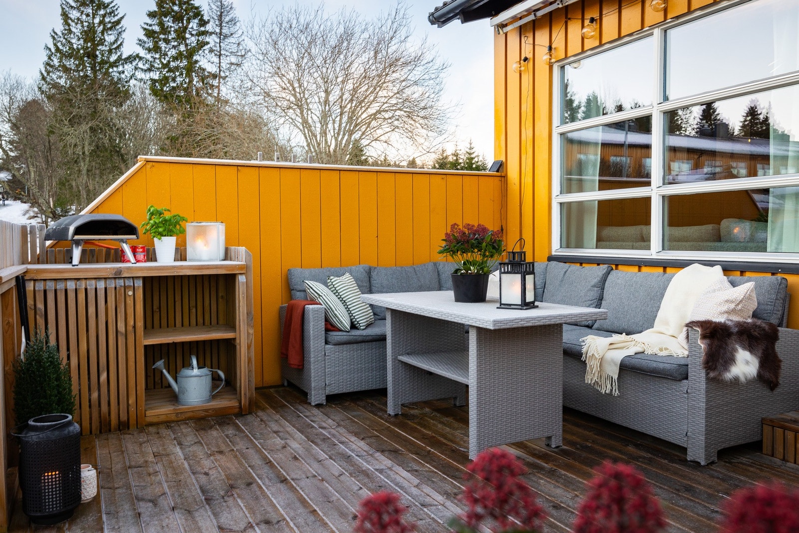 Terrassen ble etablert i 2024 og er oppført i trekonstruksjon med rekkverk i tre, terrassebord på gulv og utvendig stikkontakt for økt funksjonalitet. Galleribilde