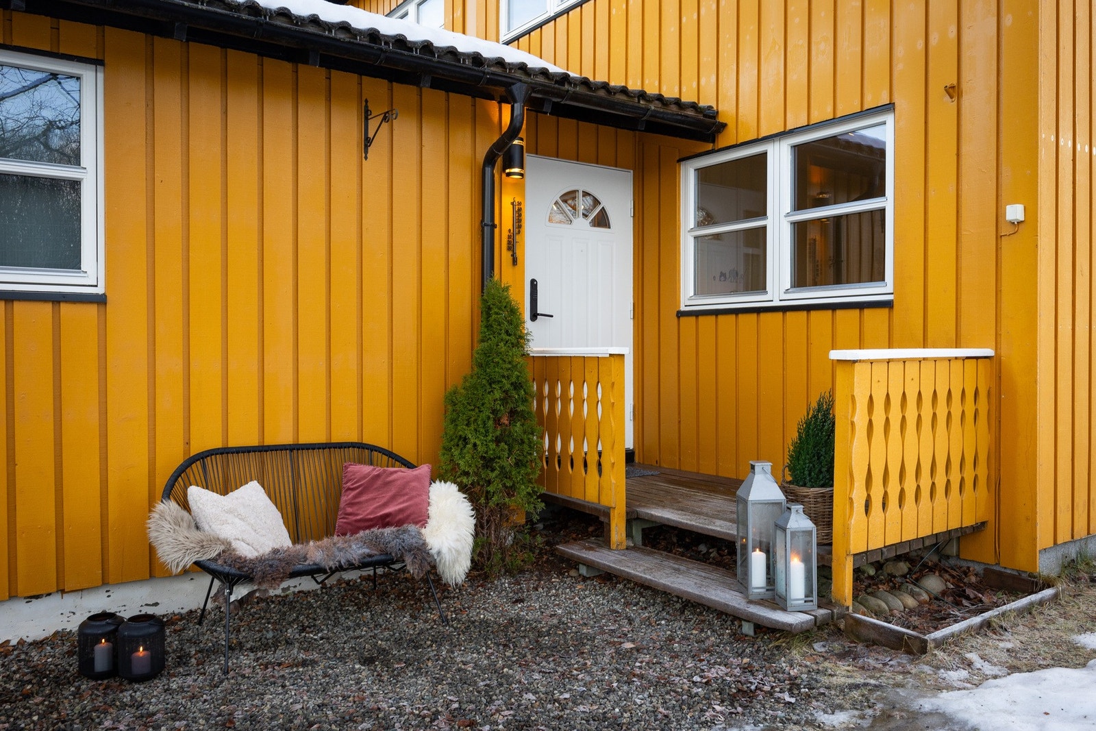 Her er det god adkomst til boligen og plass til enkel møblering eller beplantning, som bidrar til en trivelig velkomst før man går inn. Galleribilde