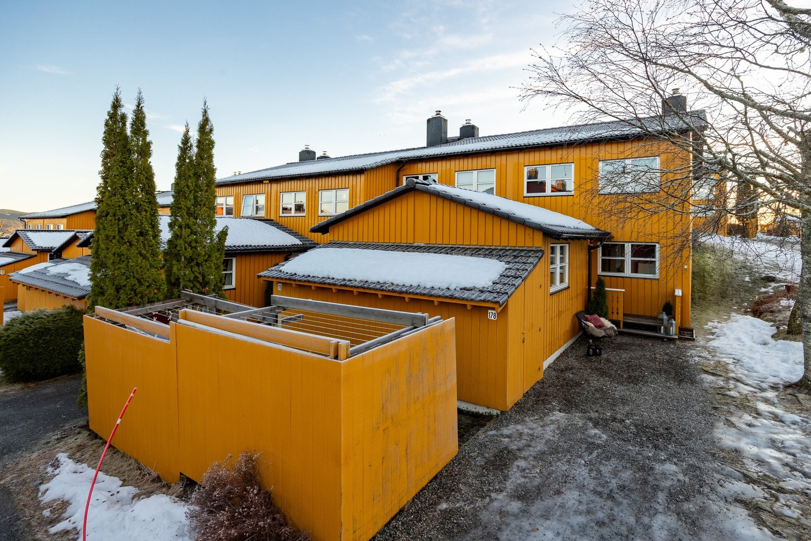 Det finnes gode parkeringsmuligheter med parkeringshus over to plan, frittstående garasjer og utendørs parkeringsplasser med motorvarmer. Galleribilde