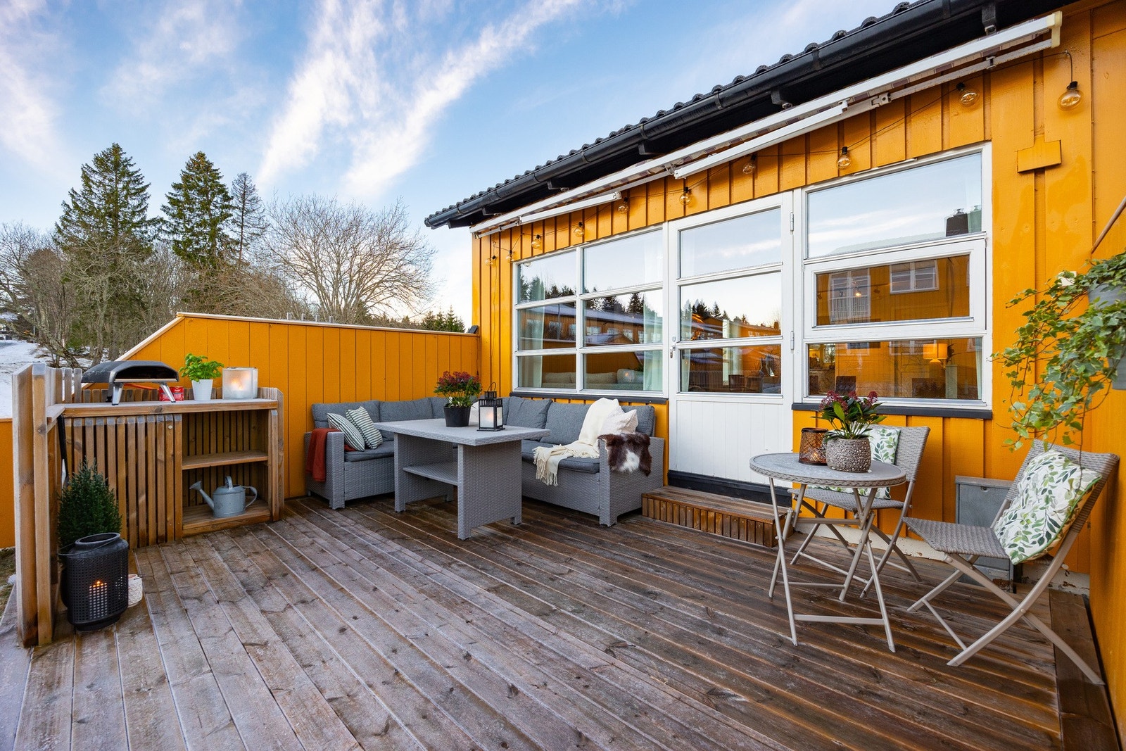 Det er utgang fra stuen til terrasse på 18 kvm, som gir en naturlig forlengelse av ute- og inneområdet og skaper en fin sammenheng mellom oppholdsrommet og uteplassen. Galleribilde