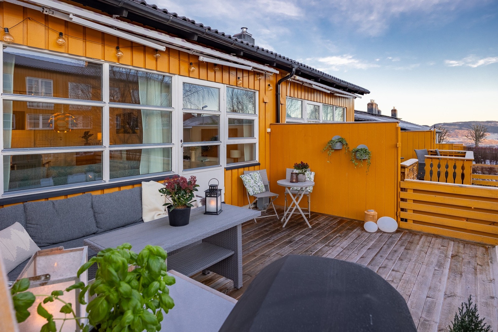 Dette er en meget innbydende bolig som passer perfekt for barnefamilier eller andre som ønsker en praktisk og romslig bolig i rolige og naturnære omgivelser. Galleribilde