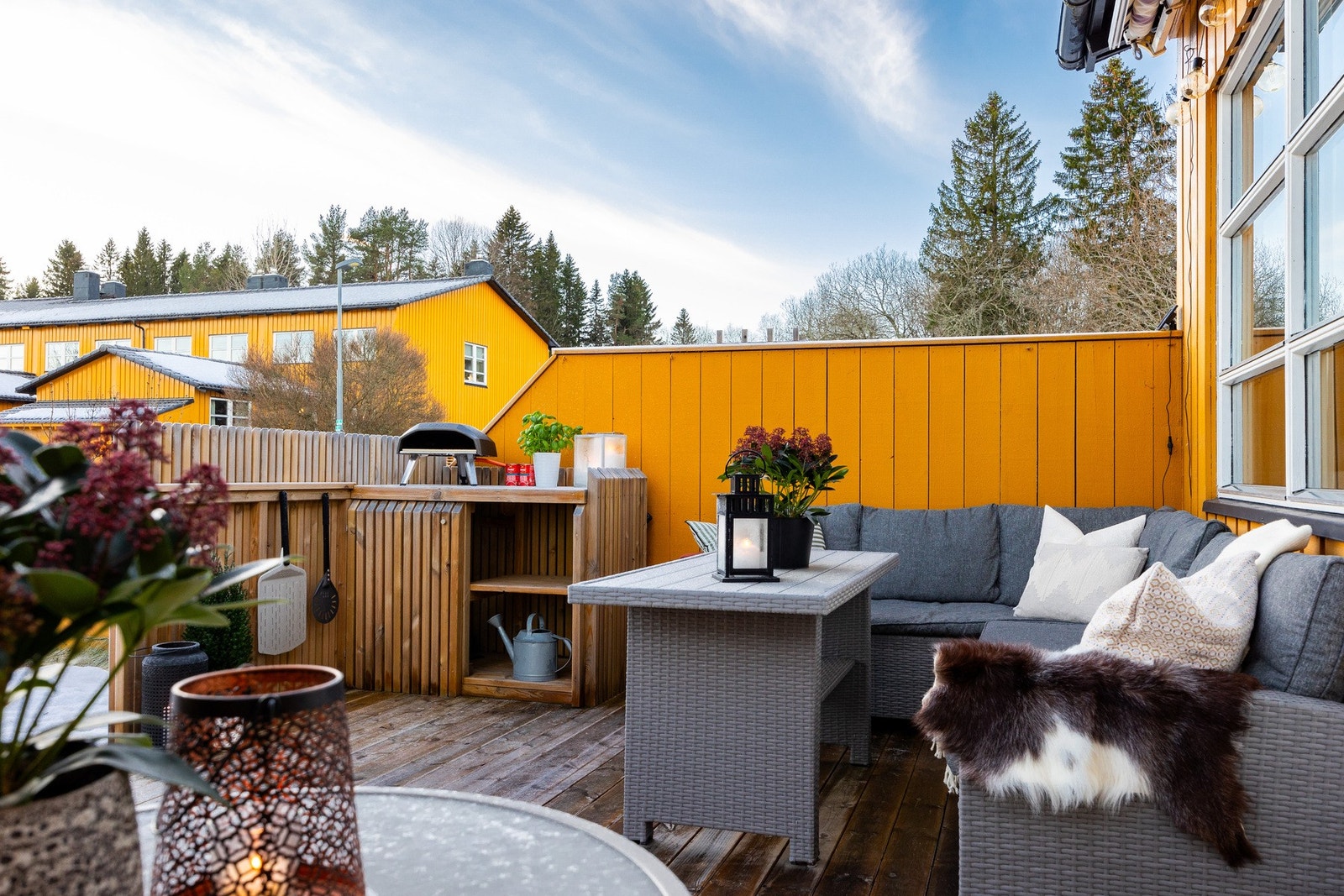 Her er det god plass til utemøbler og grill, og området egner seg godt for både avslapning og sosiale sammenkomster. Galleribilde