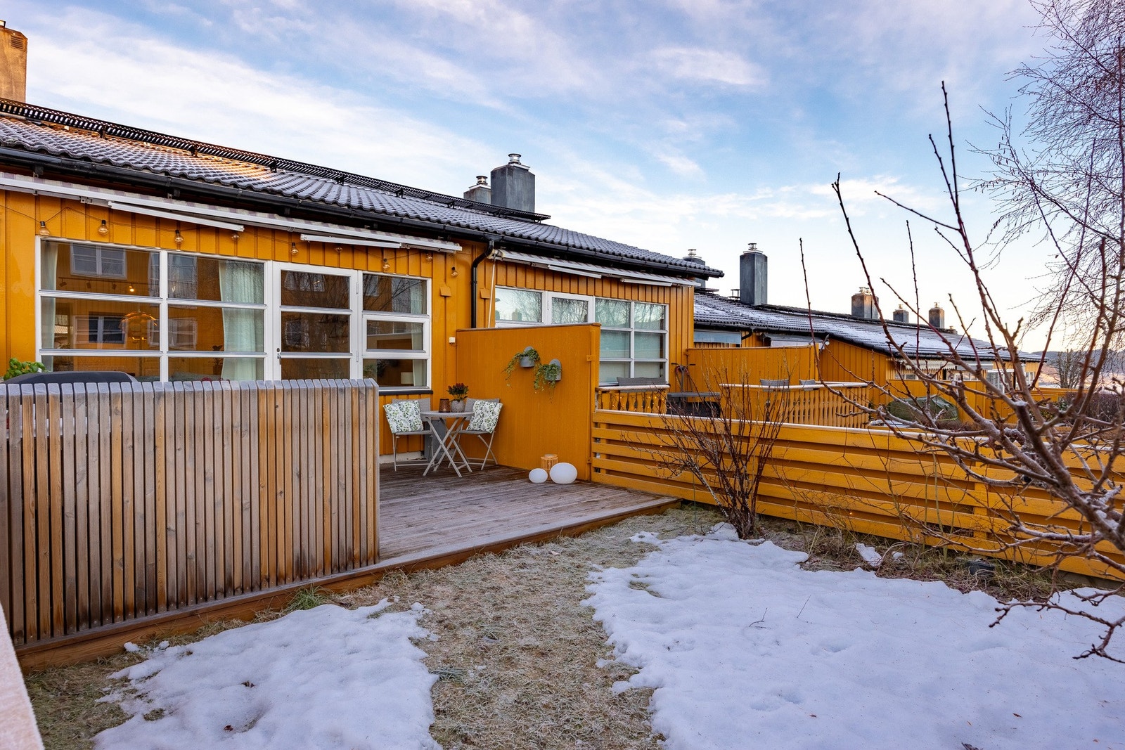 Uteområdet fremstår som lettstelt og trivelig, med fine rammer for et aktivt familieliv og hyggelige uteopphold. Galleribilde