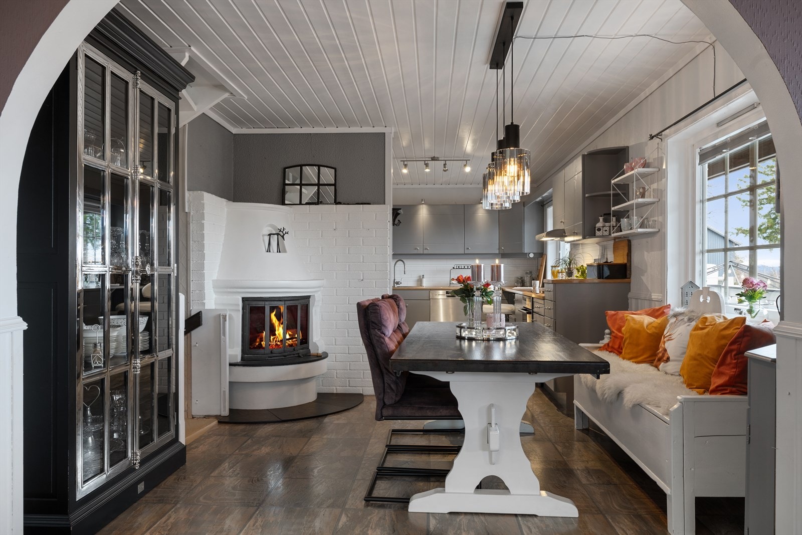 Koselig samlingsplass for hele familien med hyggelig åpen peis for kalde dager Galleribilde