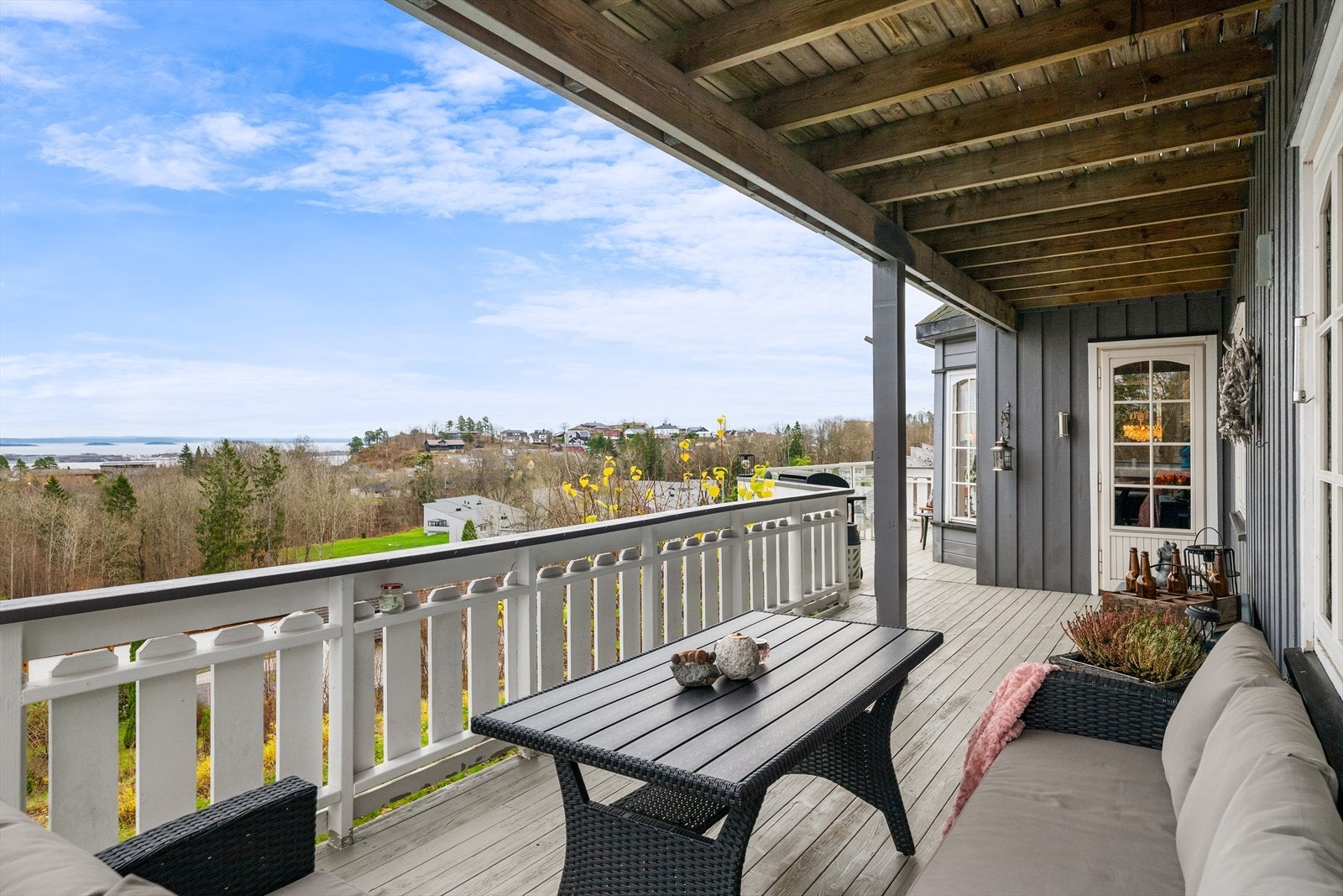 Terrassen er på hele 37 kvm. Her kan du nyte morgenkaffen og den nydelige utsikten Galleribilde