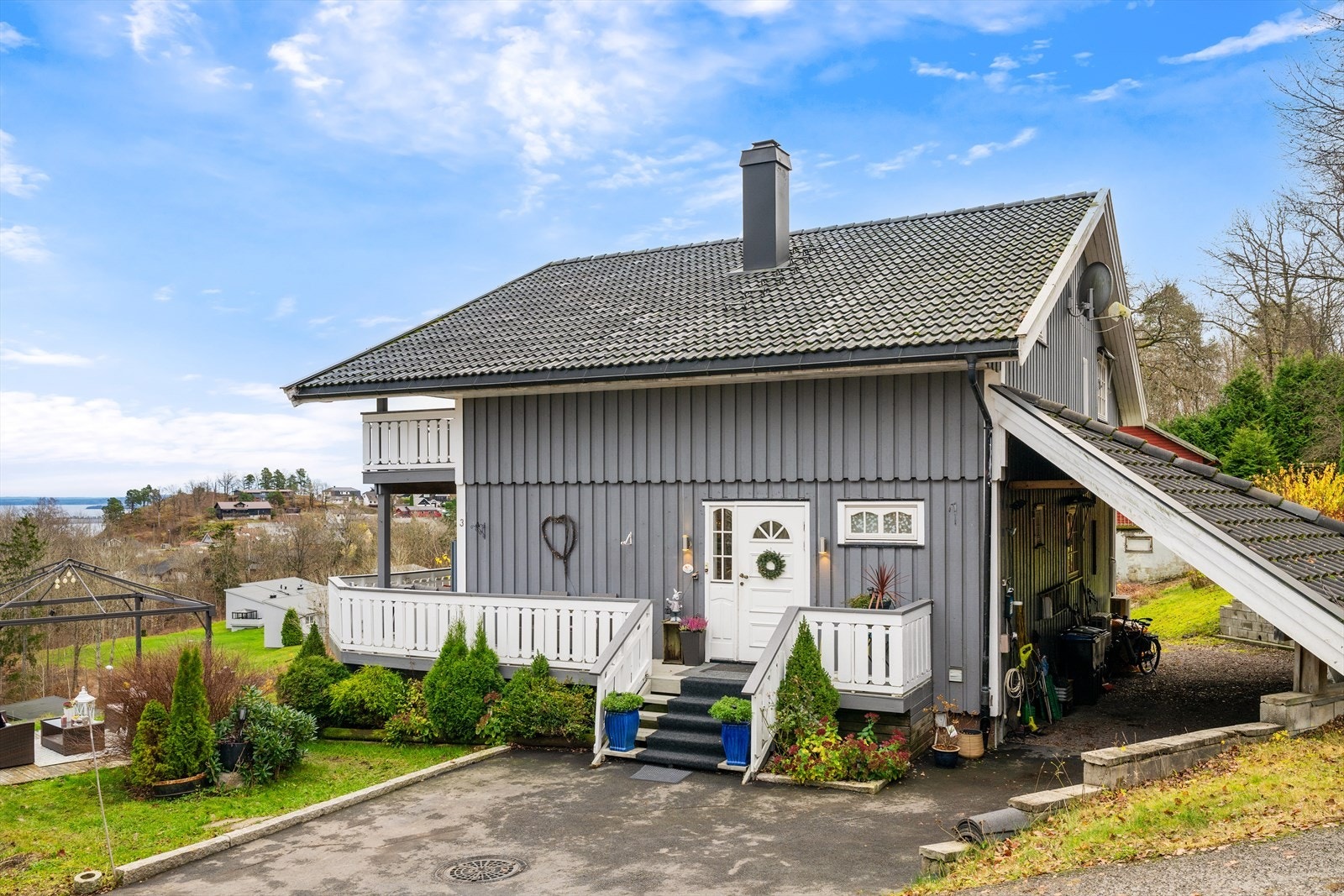 Fasade v/inngangsparti Galleribilde