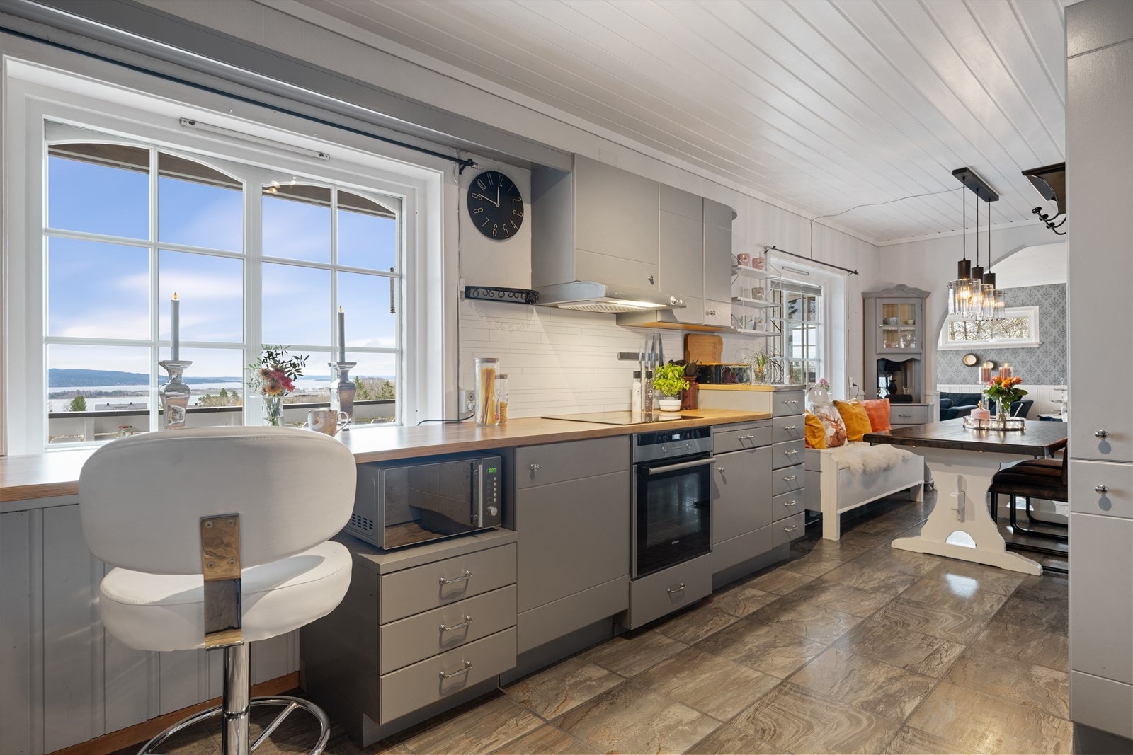 Kjøkkenet har frittstående kjøl/fryseskap. Integrert oppvaskmaskin, stekeovn og platetopp Galleribilde