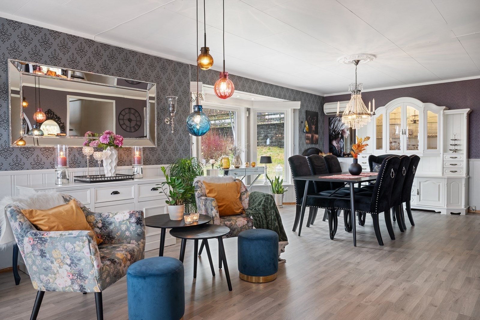 Boligen har en meget stor stue Galleribilde