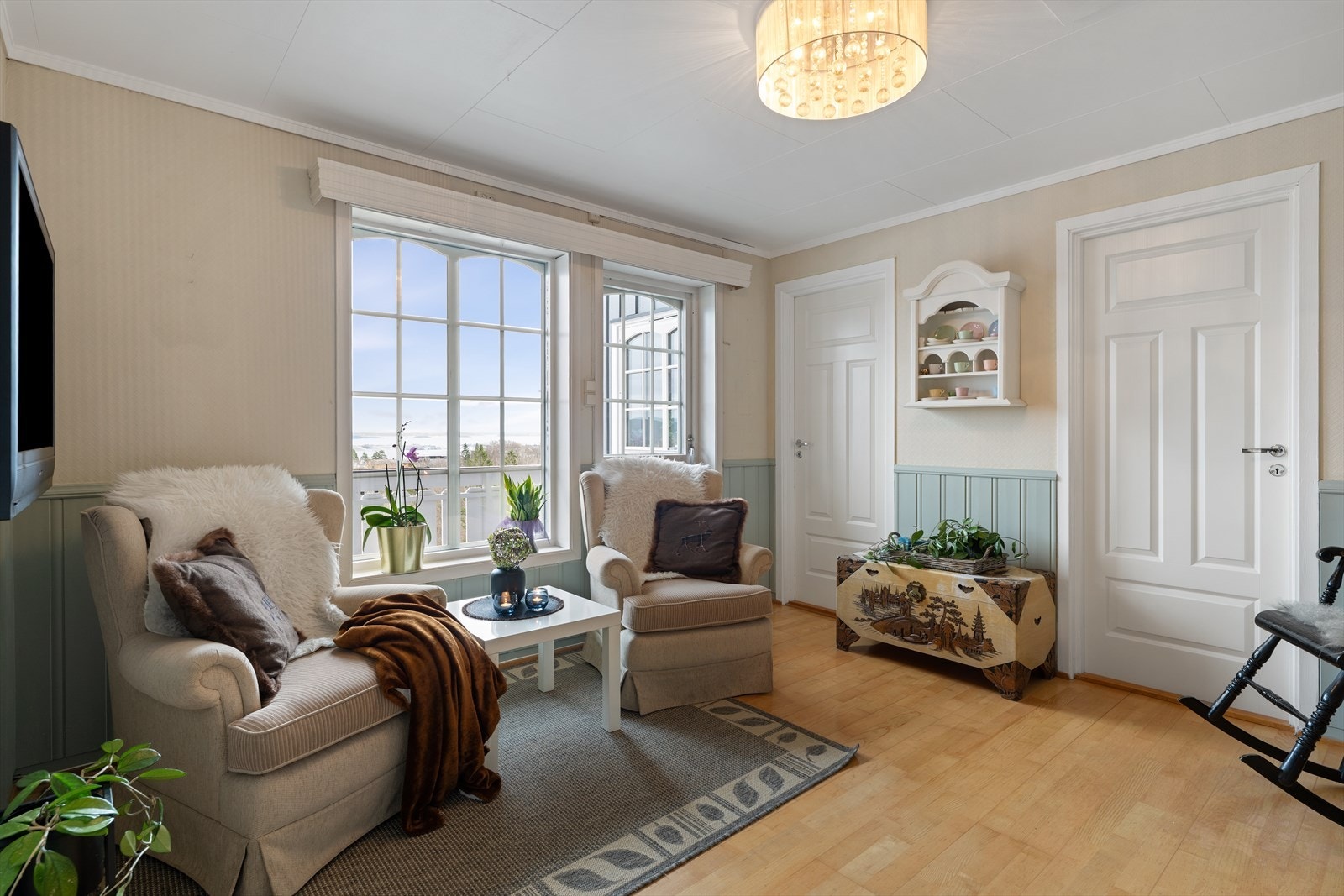 Koselig stue med utgang til balkong Galleribilde