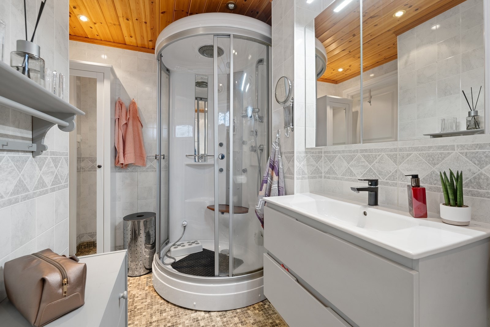 Pent bad/vaskerom i 1.etg. med dusjkabinett, stor innredning, vegghengt wc og opplegg for vaskemaskin Galleribilde