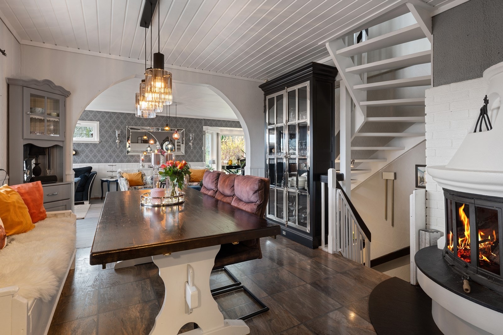 Fra kjøkkenet er det trapp ned til u.etg. Galleribilde