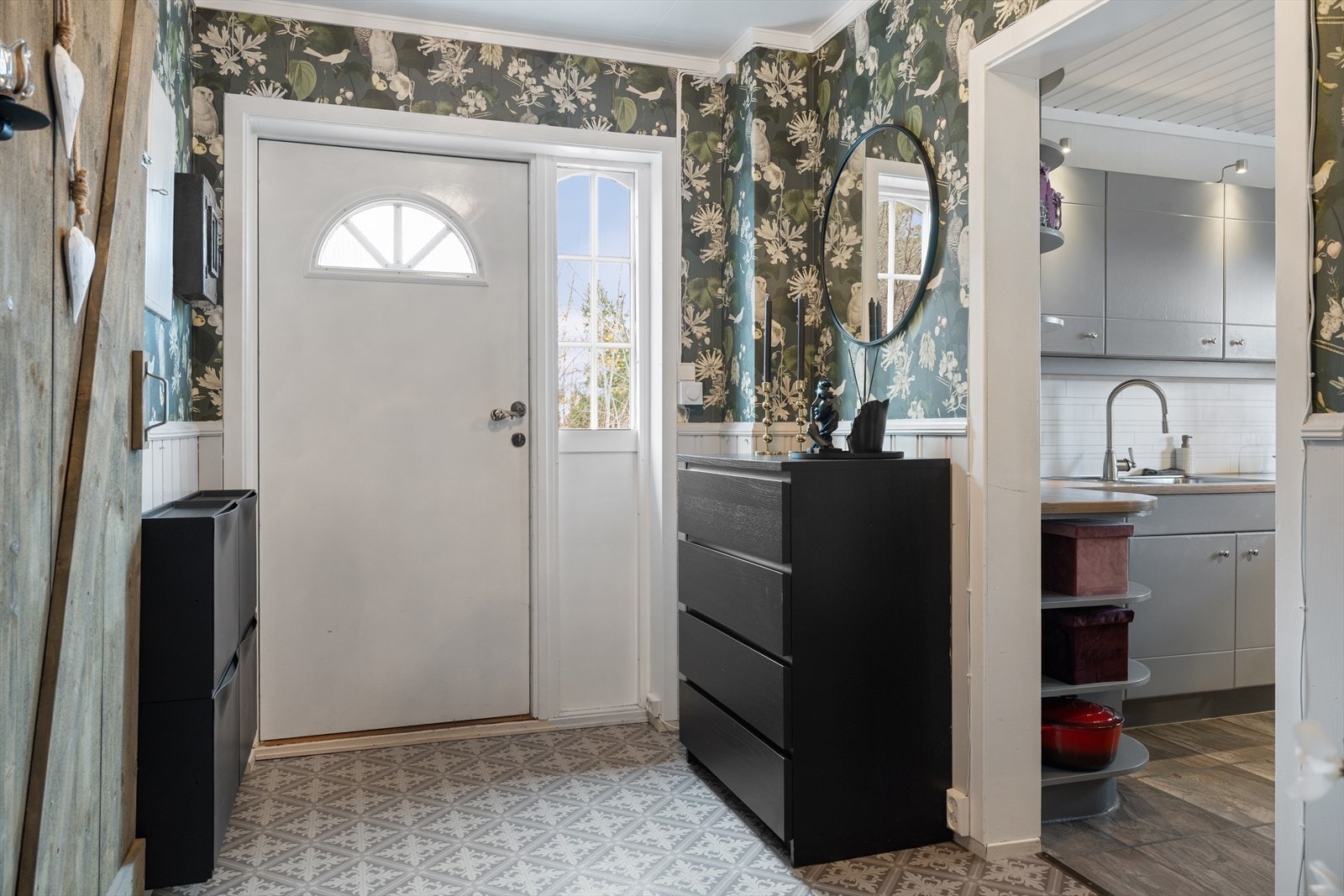 Velkommen inn! Boligen har en hyggelig gang med plass til å henge fra seg yttertøy Galleribilde