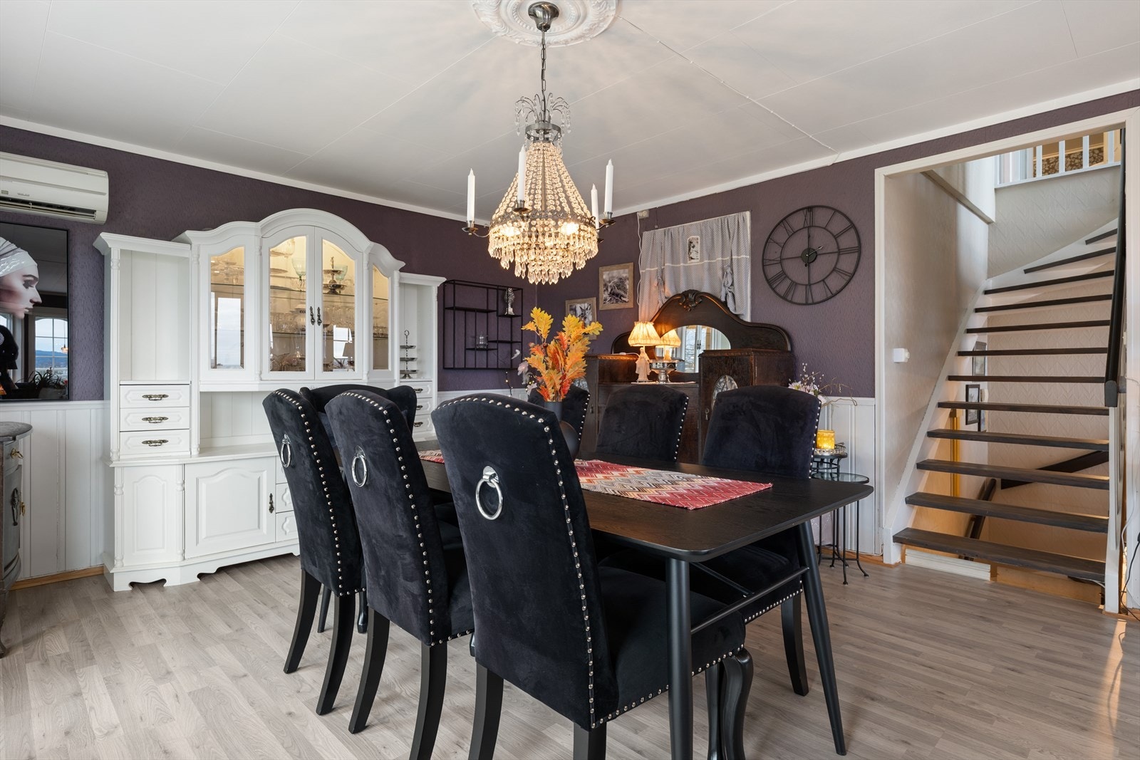 Fra stuen er det trapp opp til 2.etg. Galleribilde